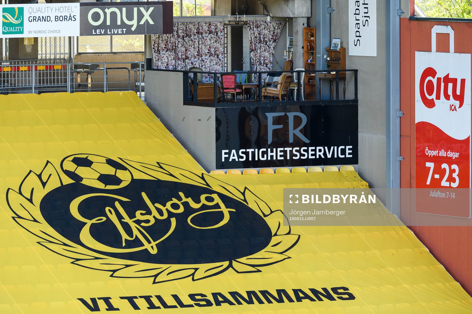 Vardagsrummet på Borås arena med utsikt över planen
