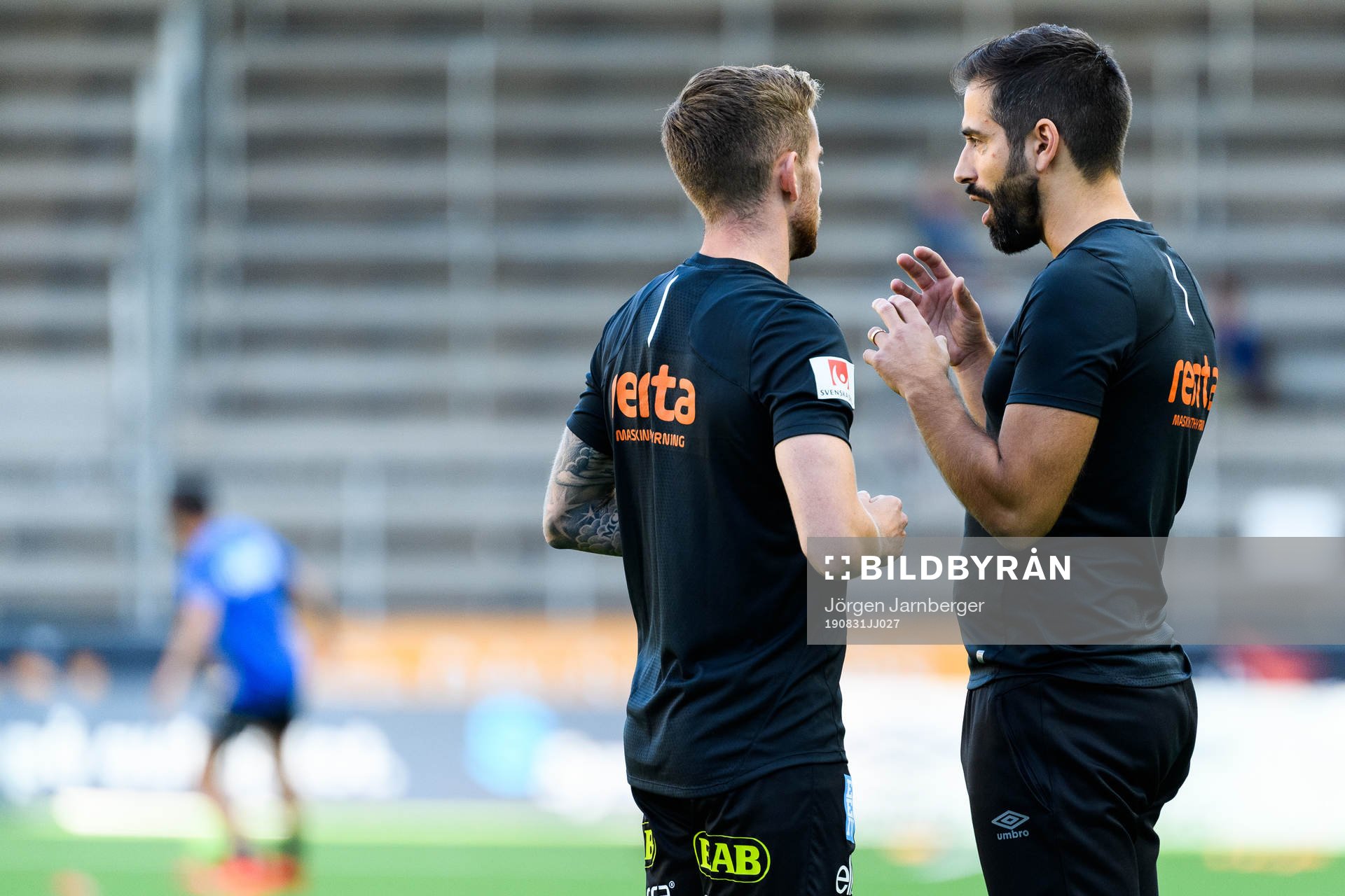 Elfsborgs assisterande manager Nuno De Almeida diskuterar med Sivert Heltne Nilsen under uppvärmningen inför fotbollsmatchen i Allsvenskan mellan Elfsborg och Sirius den 31 augusti 2019 i Borås.