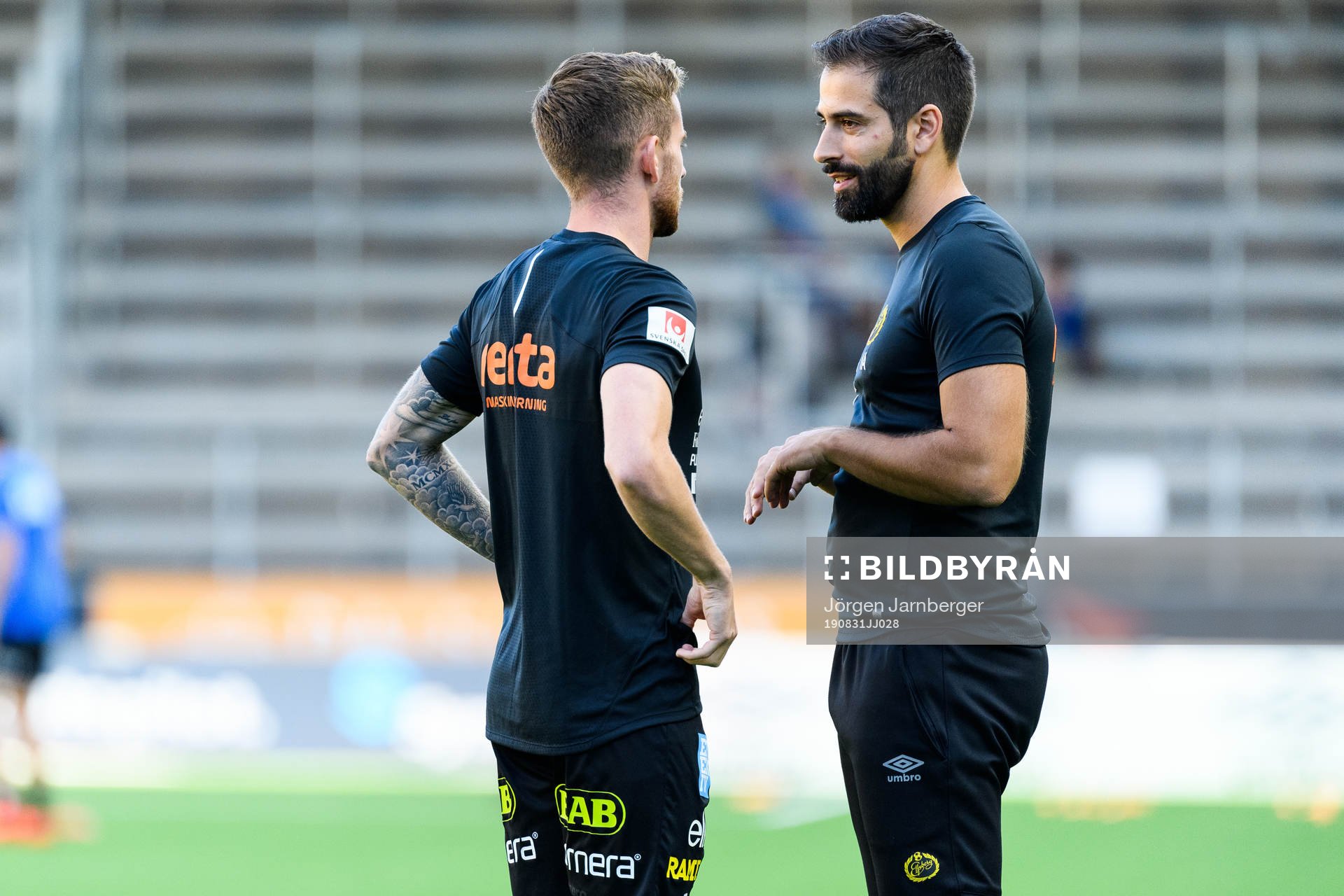 Elfsborgs assisterande manager Nuno De Almeida diskuterar med Sivert Heltne Nilsen under uppvärmningen inför fotbollsmatchen i Allsvenskan mellan Elfsborg och Sirius den 31 augusti 2019 i Borås.