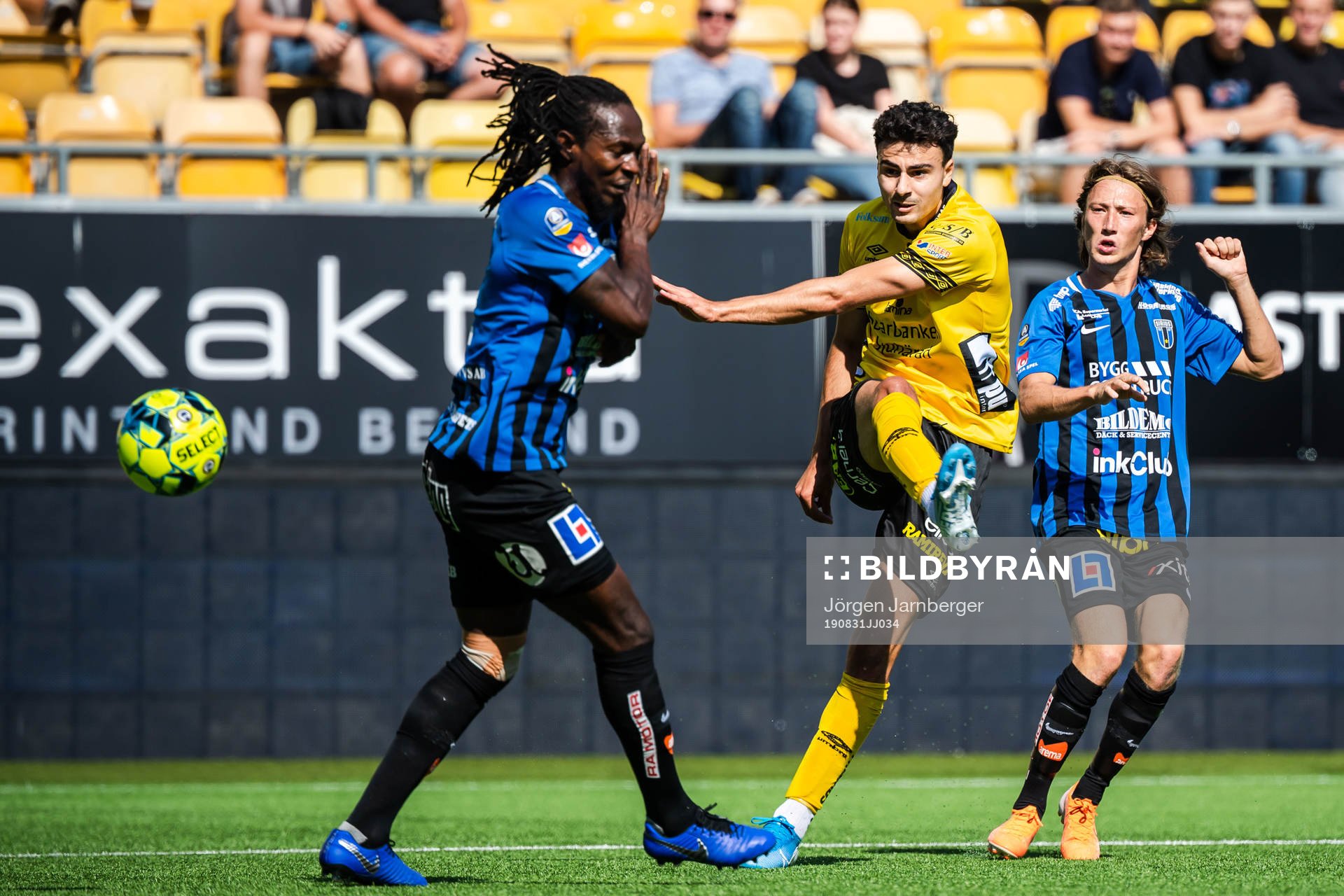 Elfsborgs Deniz Hümmet mot Sirius Kebba Ceesay och Axel