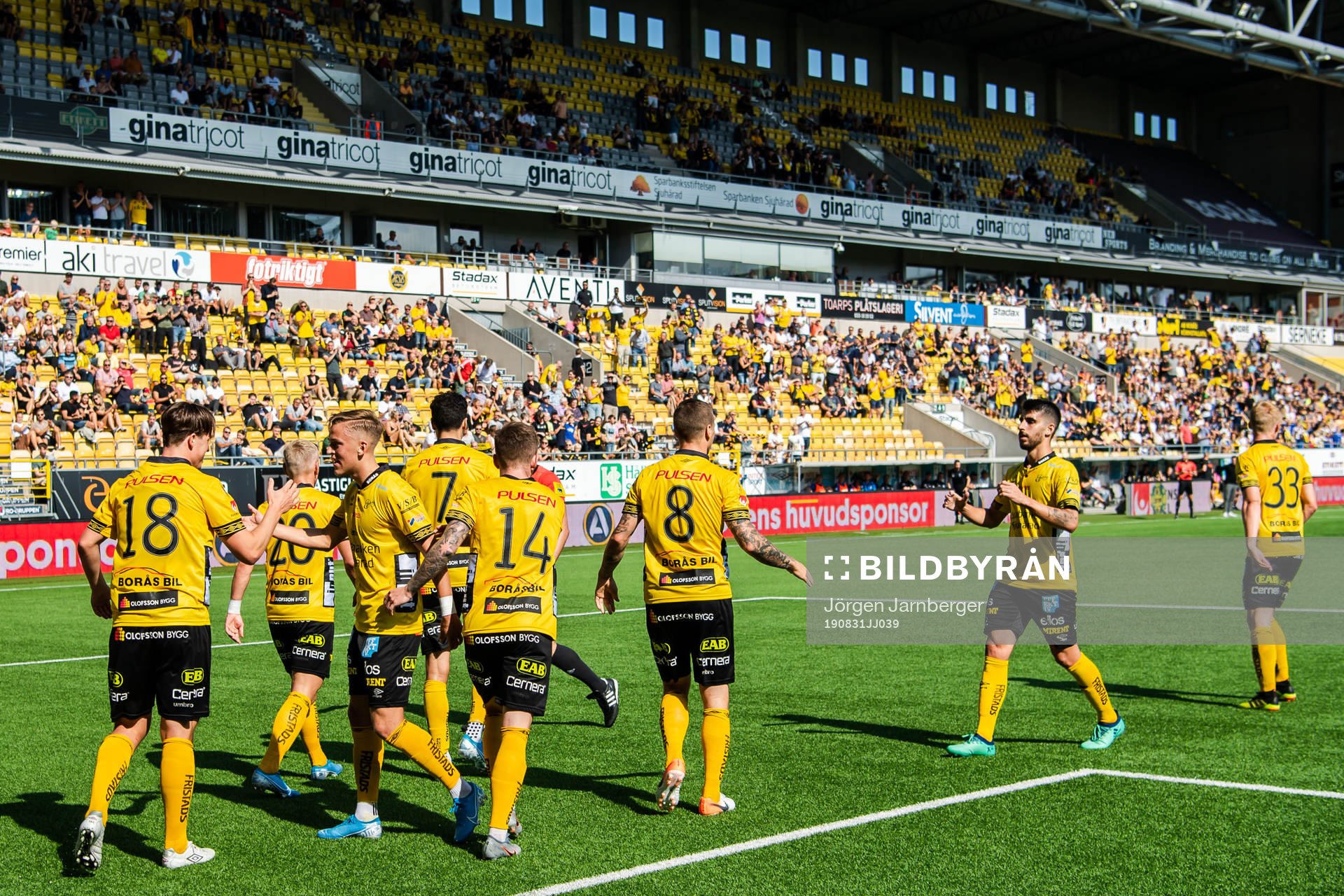 Elfsborgs Simon Olsson jublar med lagkamrater fler 1-0