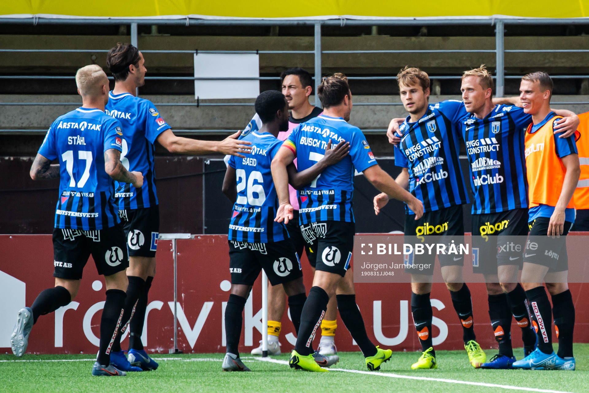 Sirius Christer Gustafsson jublar med lagkamrater