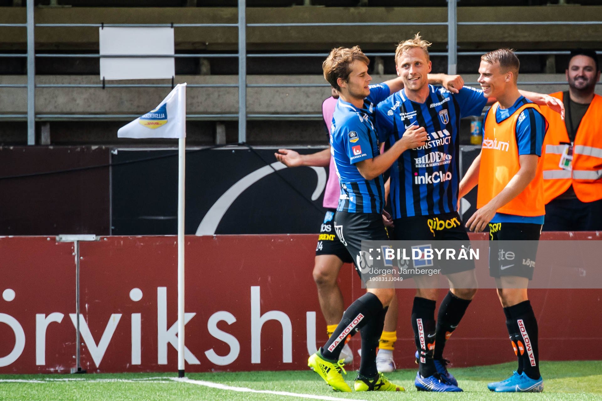 Sirius Christer Gustafsson jublar med lagkamrater