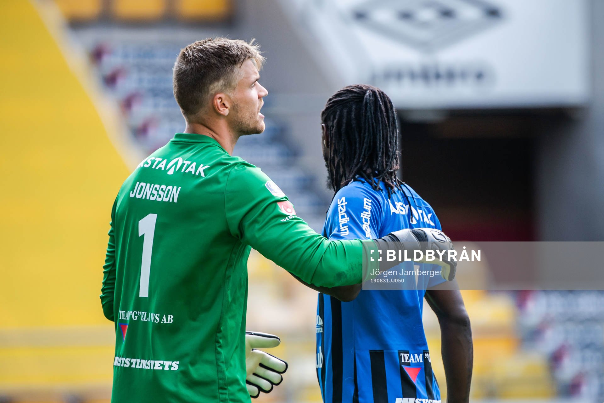 Sirius målvakt Lukas Jonsson klappas om av Kebba Ceesay