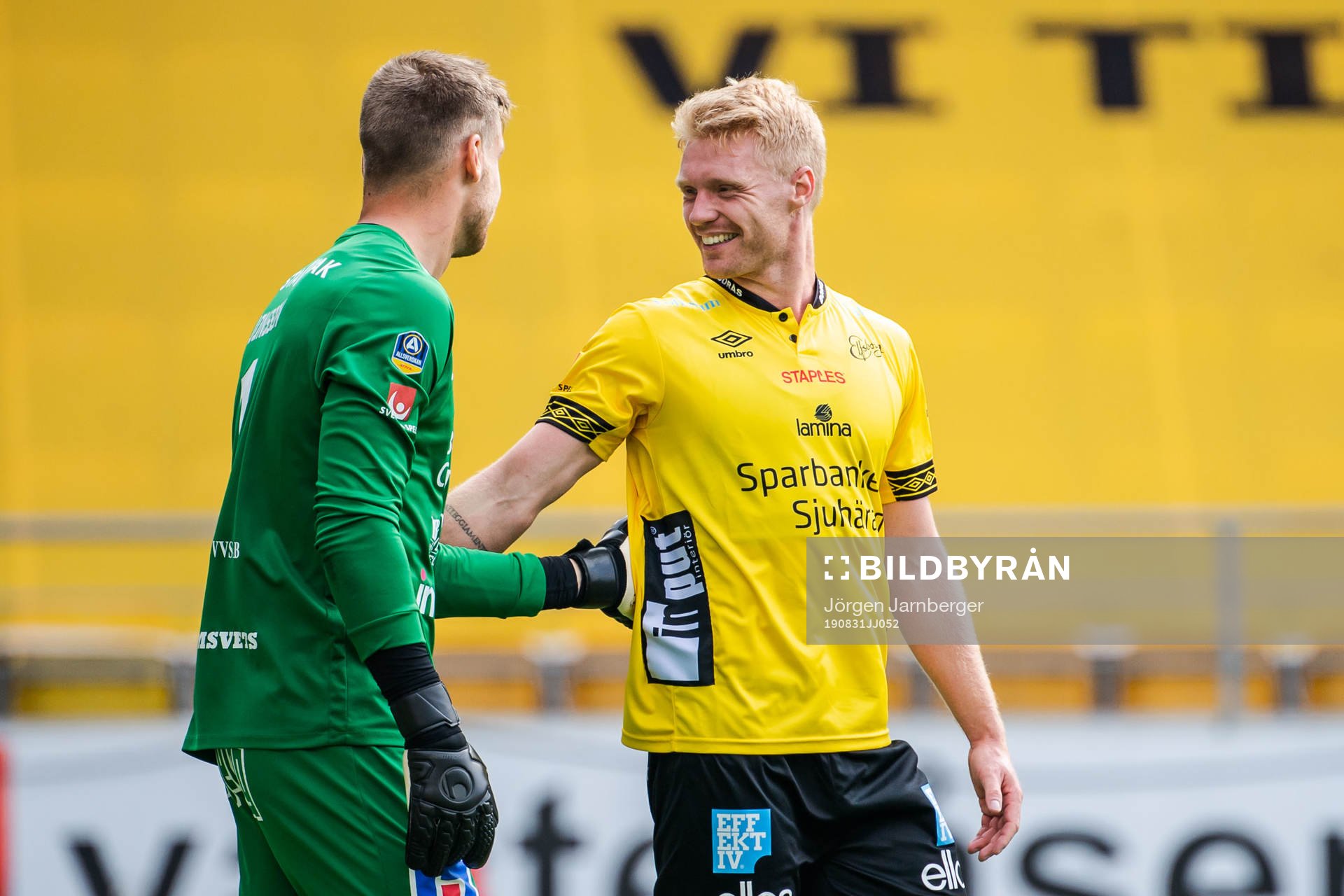 Sirius målvakt Lukas Jonsson klappas om av Elfsborgs