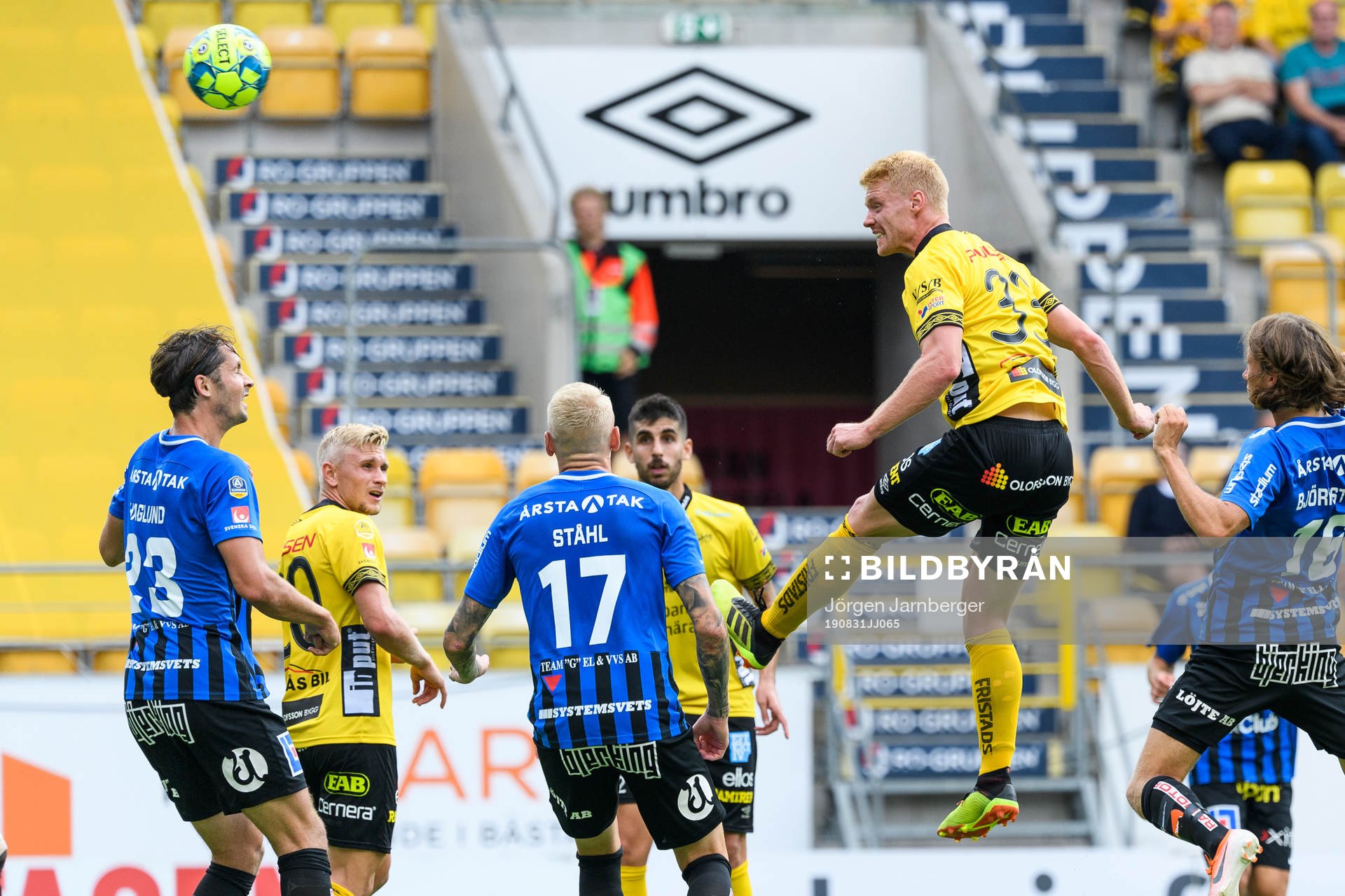 Elfsborgs Sivert Heltne Nilsen hoppar högst iu kamp med