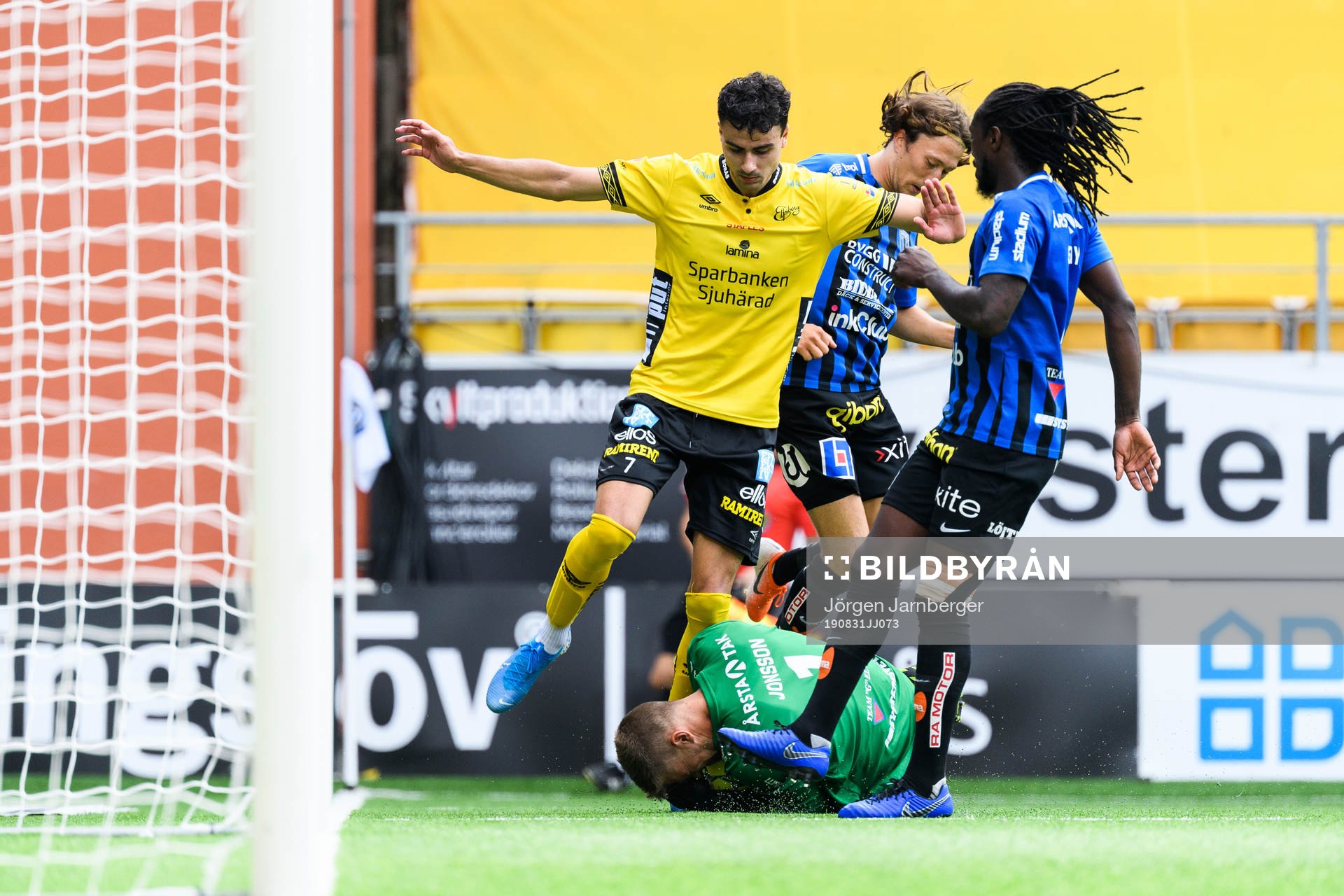 Sirius målvakt Lukas Jonsson räddar bollen framför