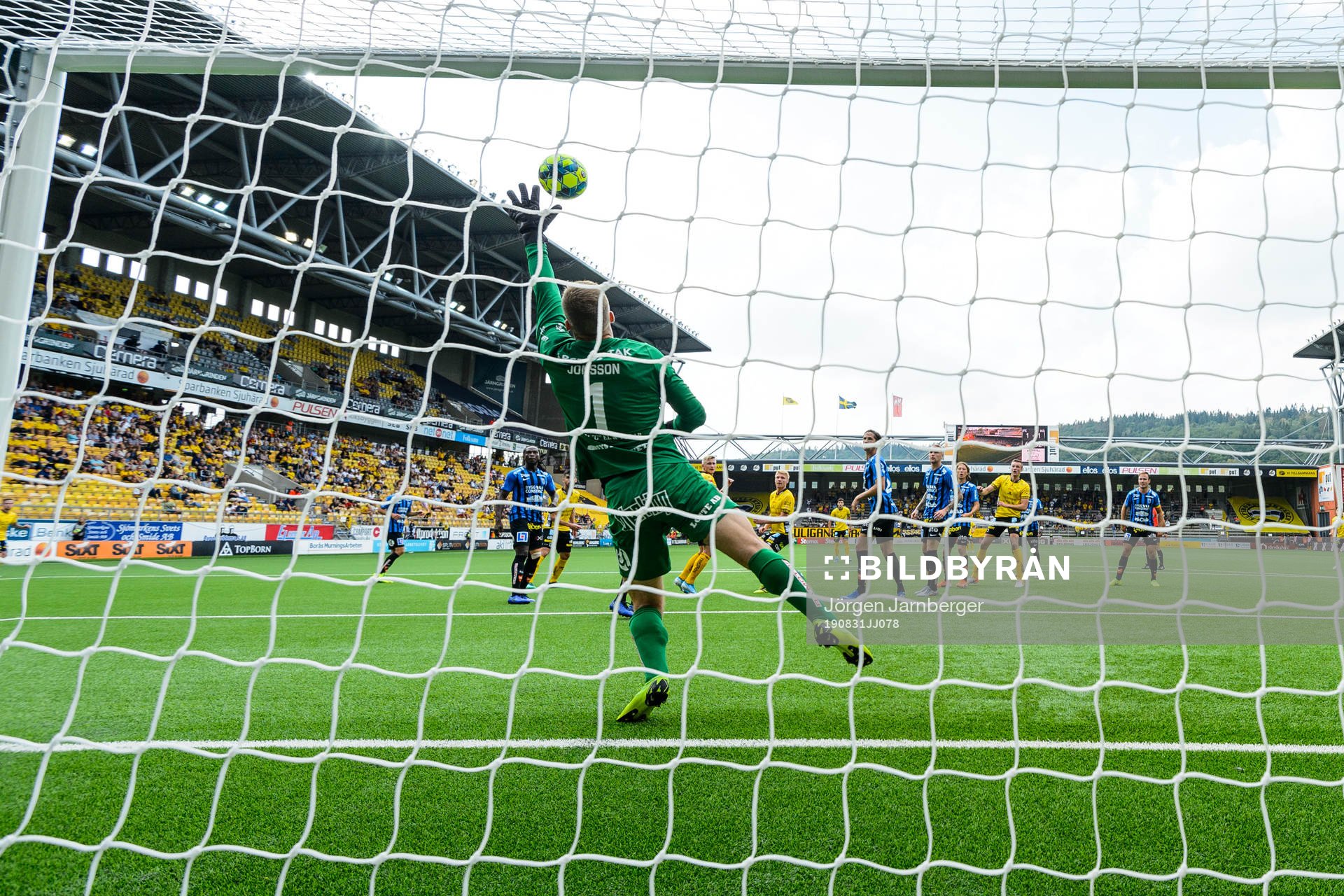 Sirius målvakt Lukas Jonsson räddar nick från Elfsborgs