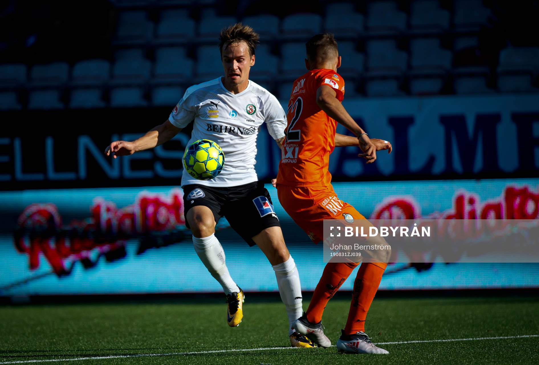 Örebros Viktor Prodell och AFC Eskilstunas Pontus Rödin