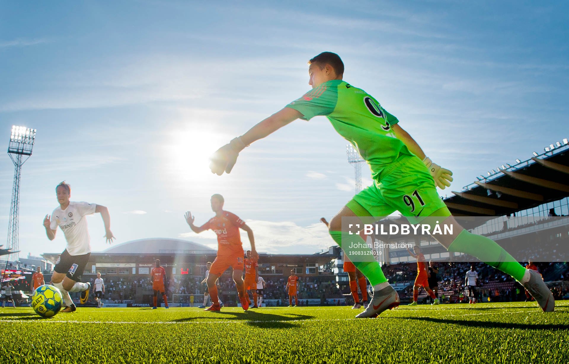 Örebros Viktor Prodell och AFC Eskilstunas målvakt Ihor