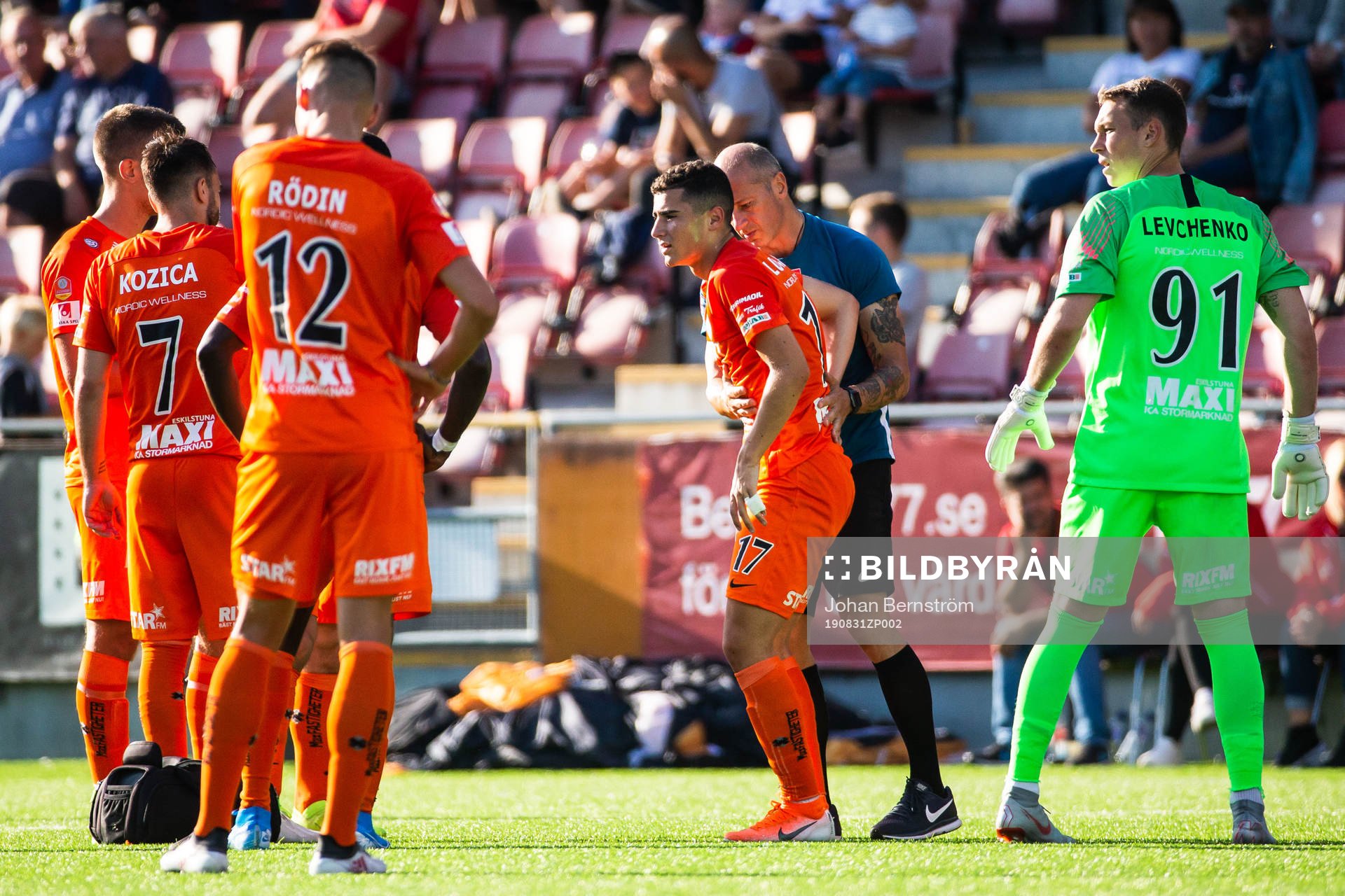 AFC Eskilstunas Ismet Lushaku får hjälp av planen
