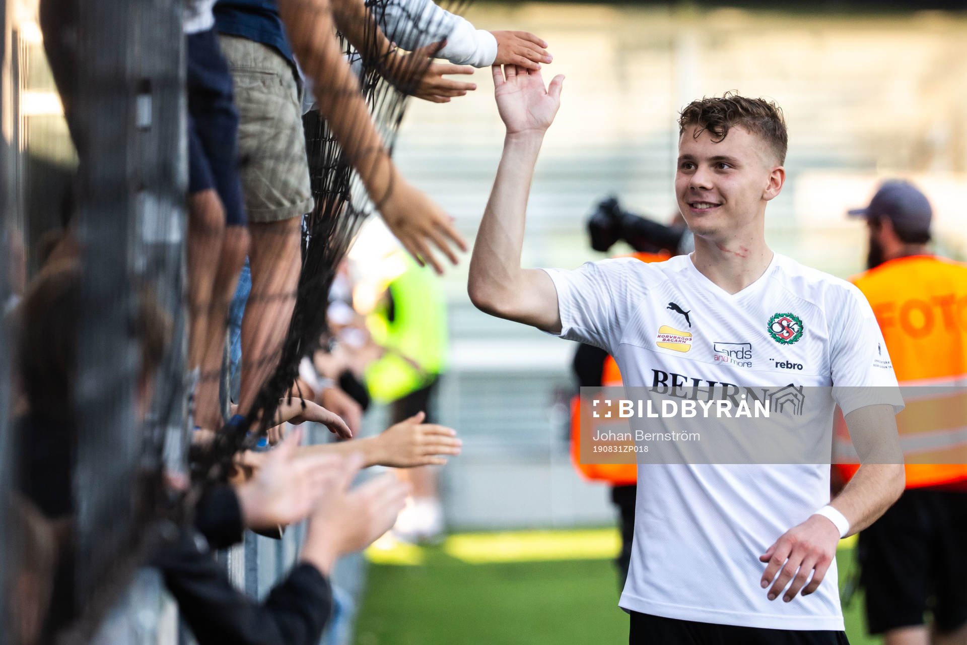 Örebros Jake Larsson jublar med supportrar