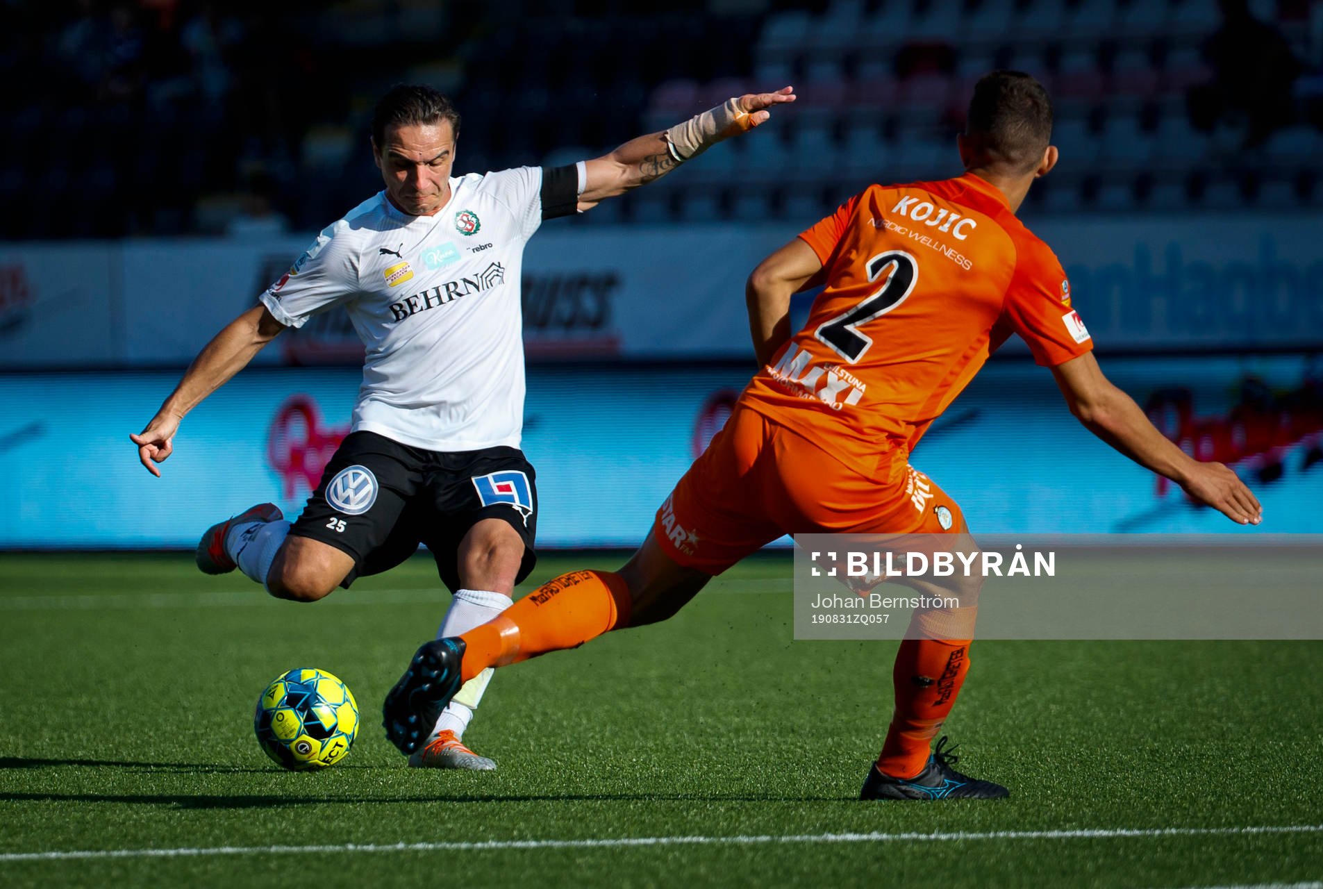 Örebros Nordin Gerzic och AFC Eskilstunas Adnan Kojic