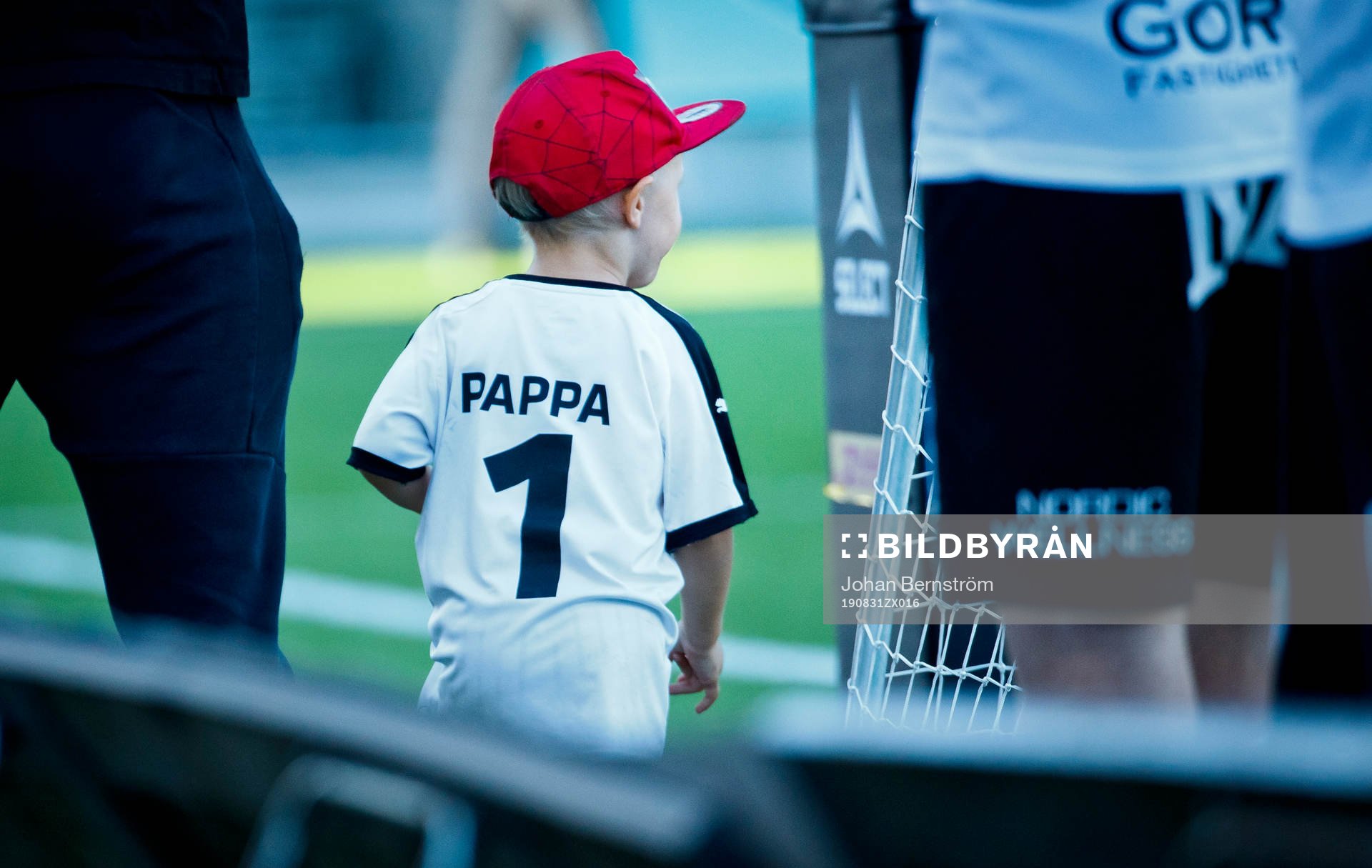 Örebros målvakt Oscar Janssons son med texten PAPPA på ryggen under fotbollsmatchen i Allsvenskan mellan Örebro och AFC Eskilstuna den 31 augusti 2019 i Örebro.
