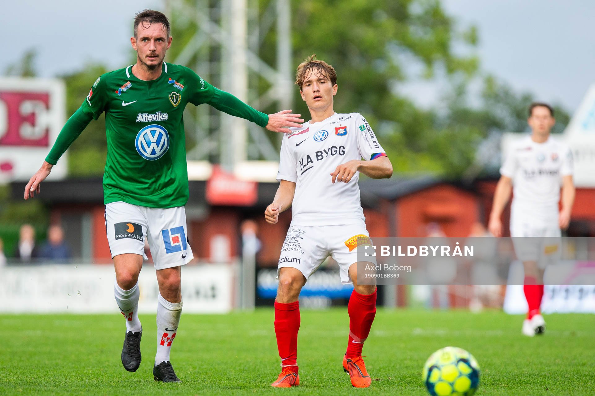 Jönköpings Daryl Smylie och Örgrytes Jakob Lindström under fotbollsmatchen i Superettan mellan Jönköpings Södra och Örgryte den 1 september 2019 i Jönköping.