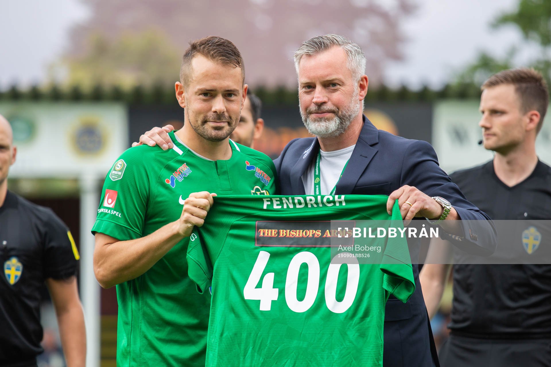 Jsödras Fredric Fendrich uppmärksammas av Jönköping Södras klubbchef Fredrik Ståhl för att ha spelat 400 matcher inför fotbollsmatchen i Superettan mellan Jönköpings Södra och Örgryte den 1 september 2019 i Jönköping.