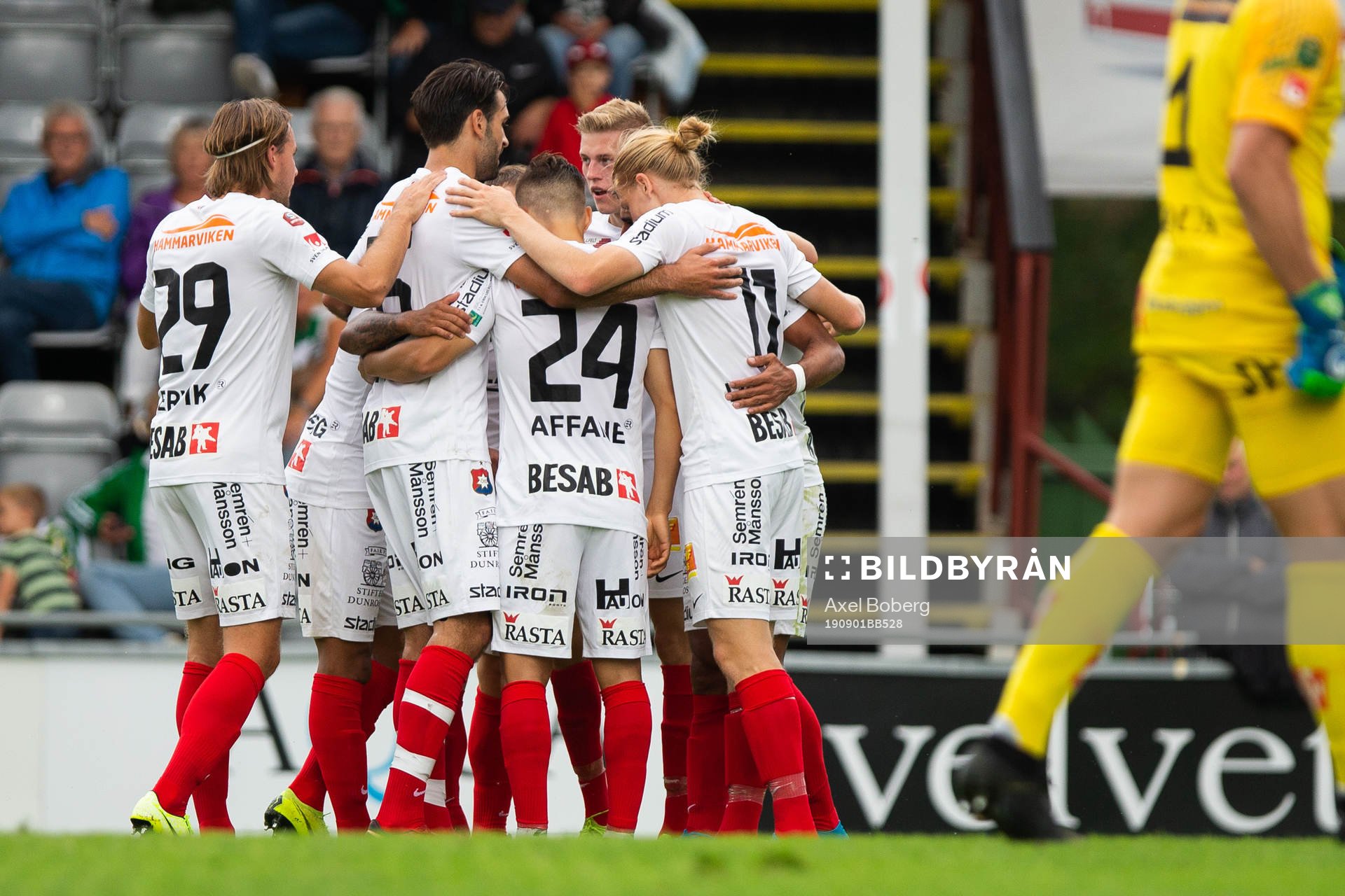 Spelare ur Örgryte jublar efter 1-2 under fotbollsmatchen i Superettan mellan Jönköpings Södra och Örgryte den 1 september 2019 i Jönköping.