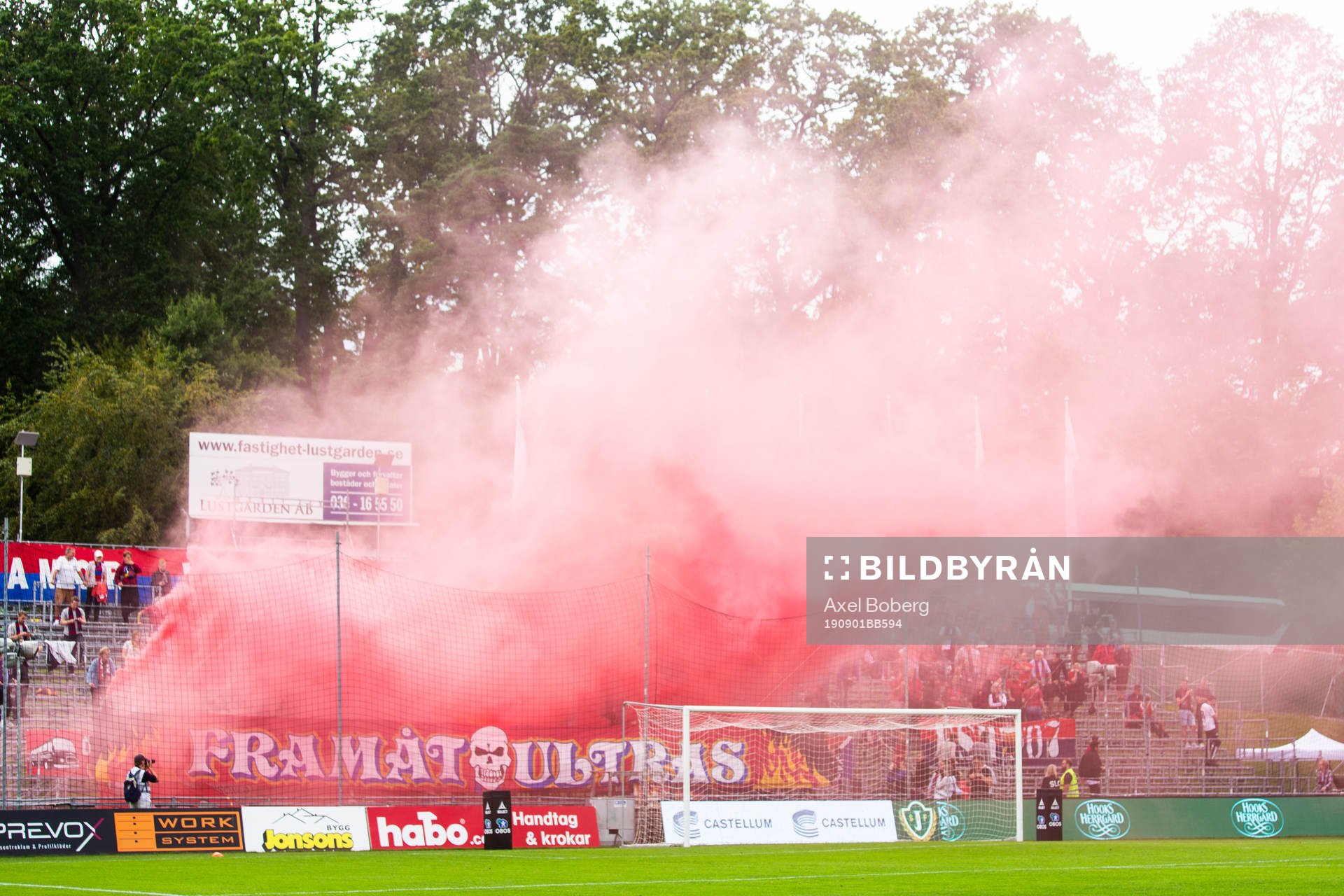 Örgrytes supportrar med ett tifo