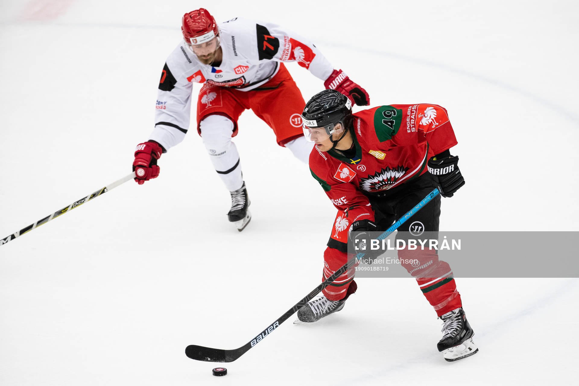 Rhett Rakshani of Frölunda and Matej Chalupa of Mountfield