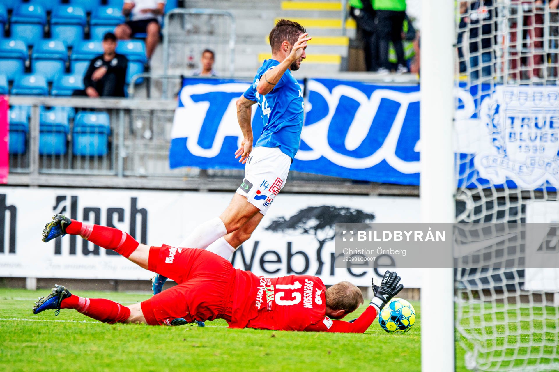Trelleborgs Christian Thobo Köhler mot Västerås målvakt