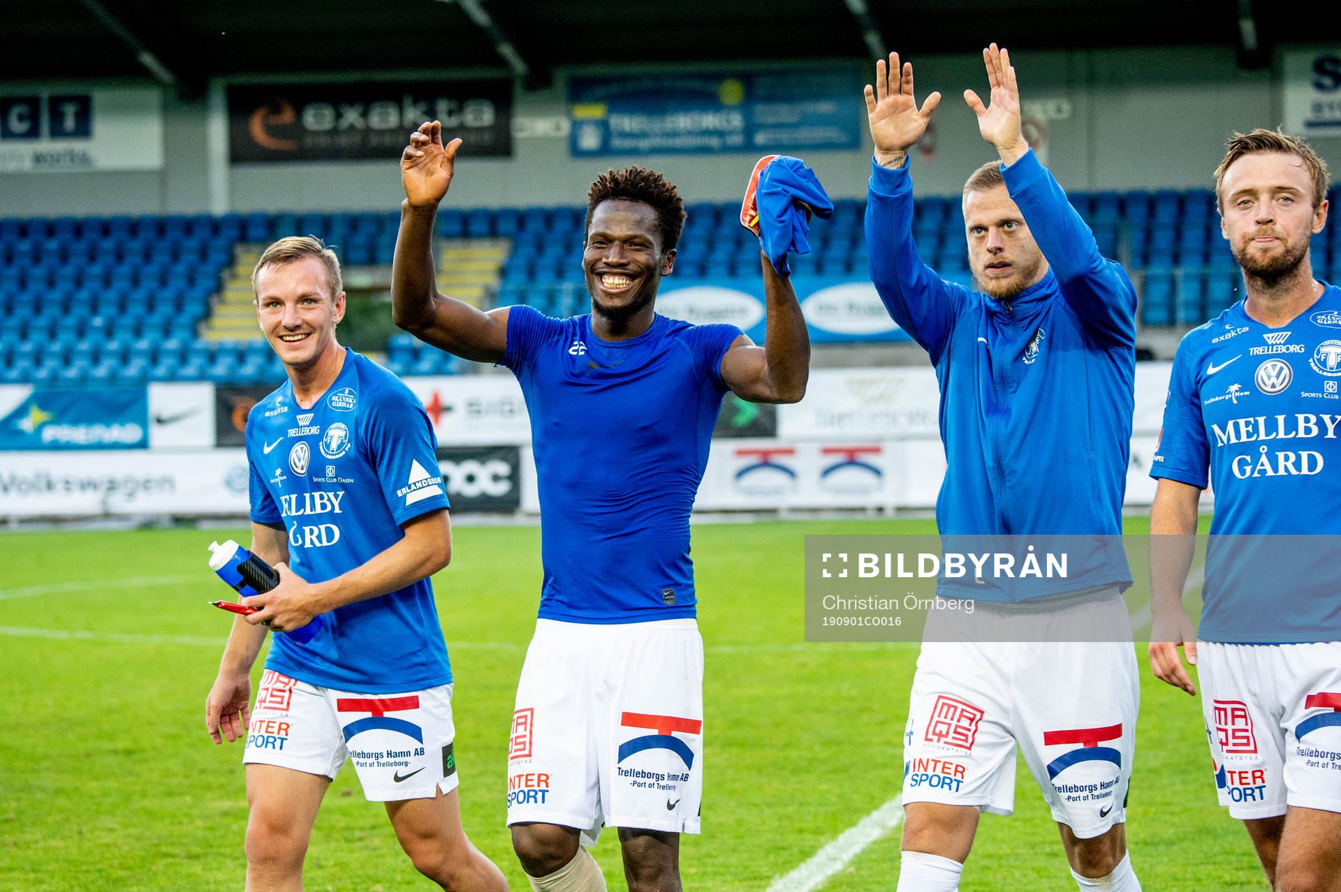Trelleborgs Abdul Fatawu Safiu jublar med lagkamraterna