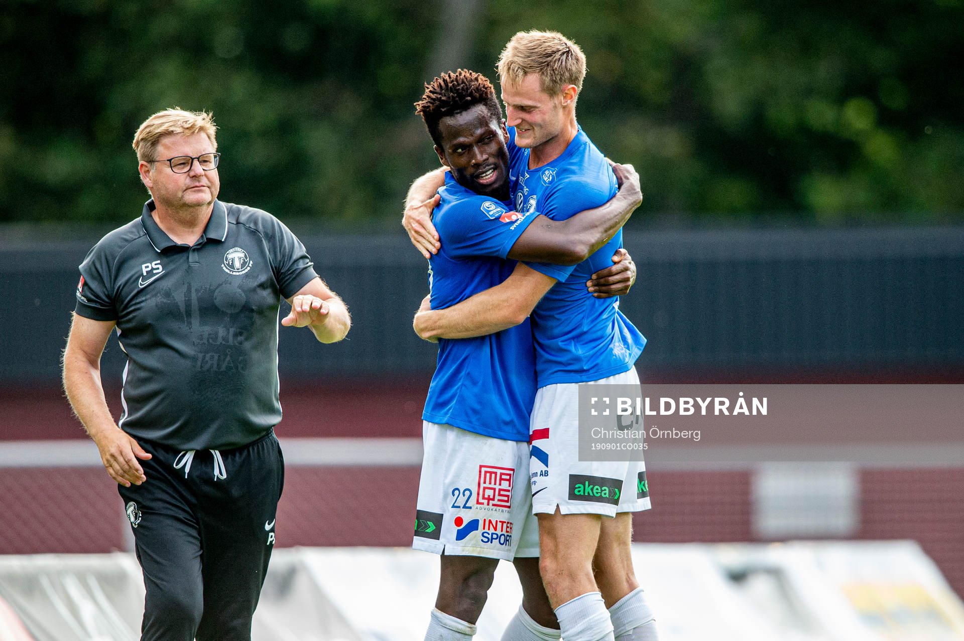 Trelleborgs Abdul Fatawu Safiu jublar med manager Peter