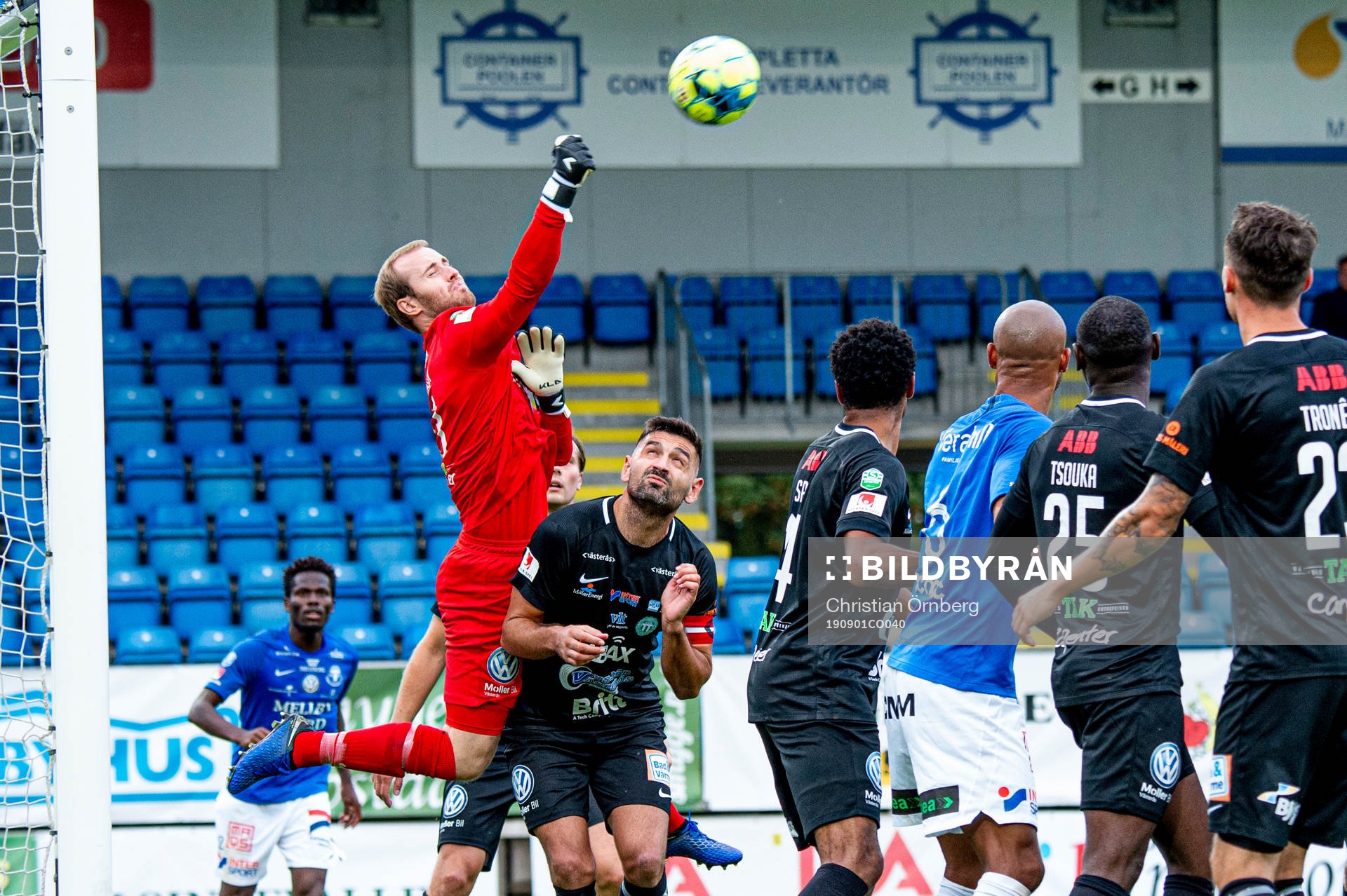 Västerås målvakt Daniel Svensson boxar undan bollen