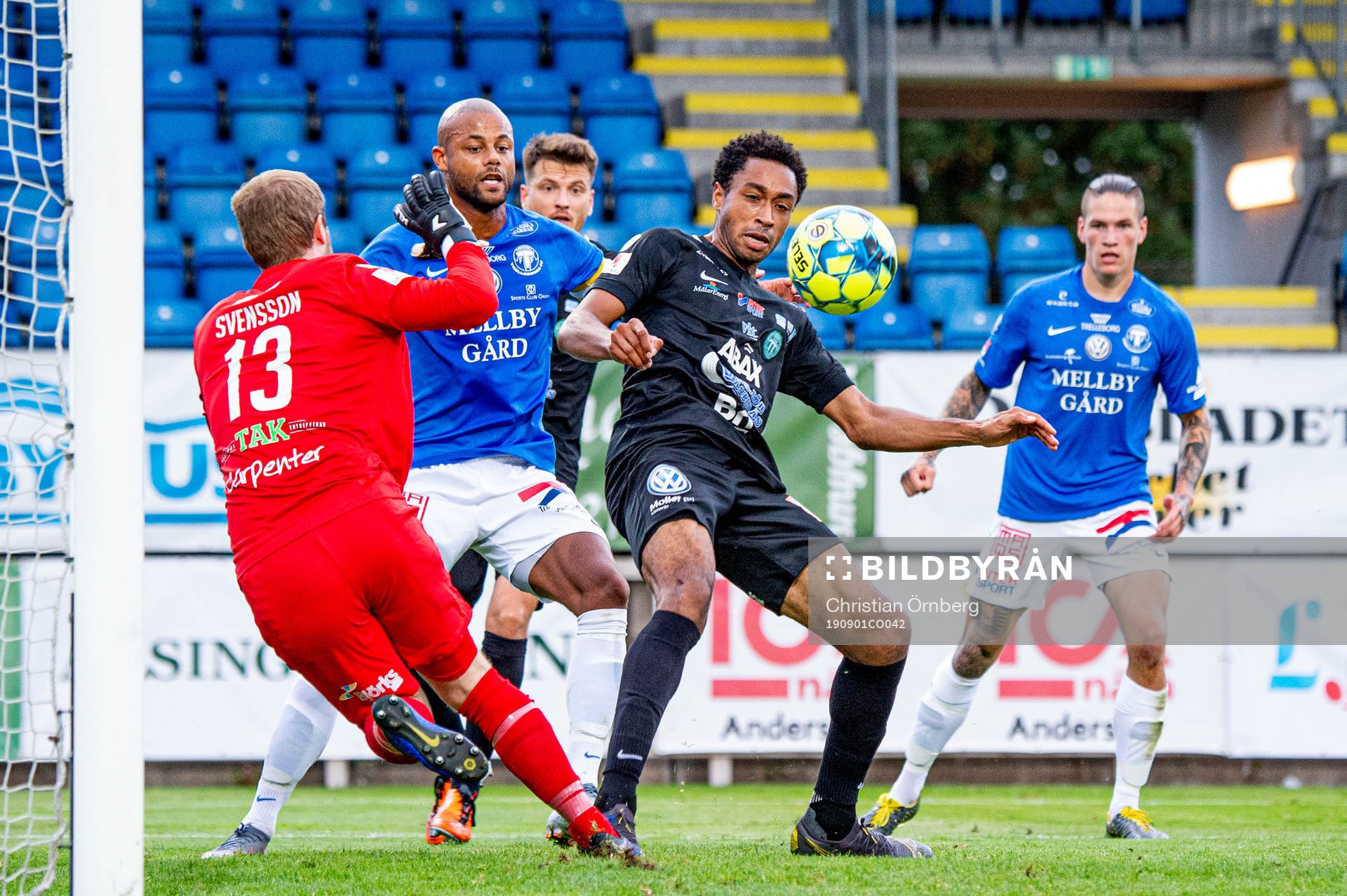 Västerås Brian Span rensar bort bollen med hjälp av