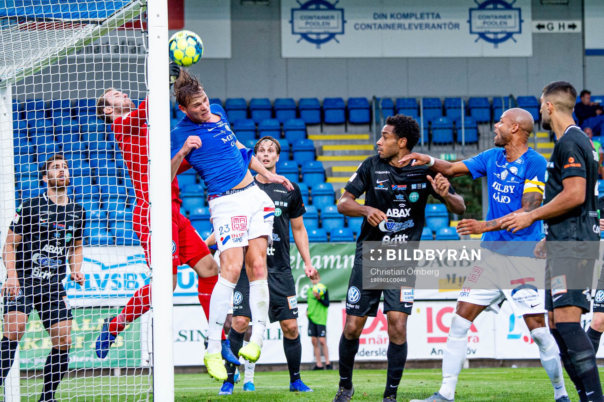 Trelleborgs Hugo Andersson försöker göra mål på