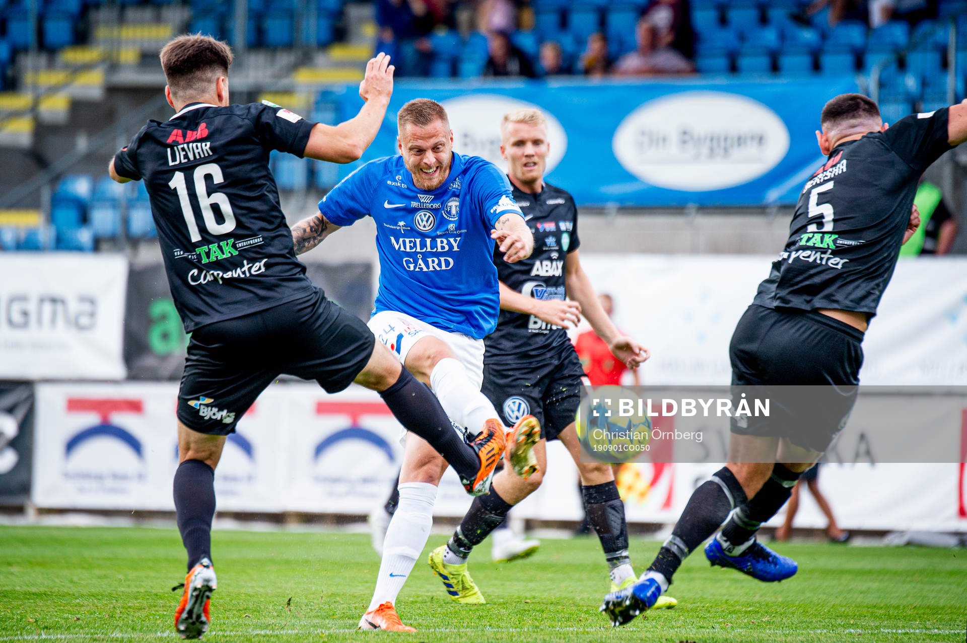 Trelleborgs Mattias Håkansson på väg att göra 1-0 men
