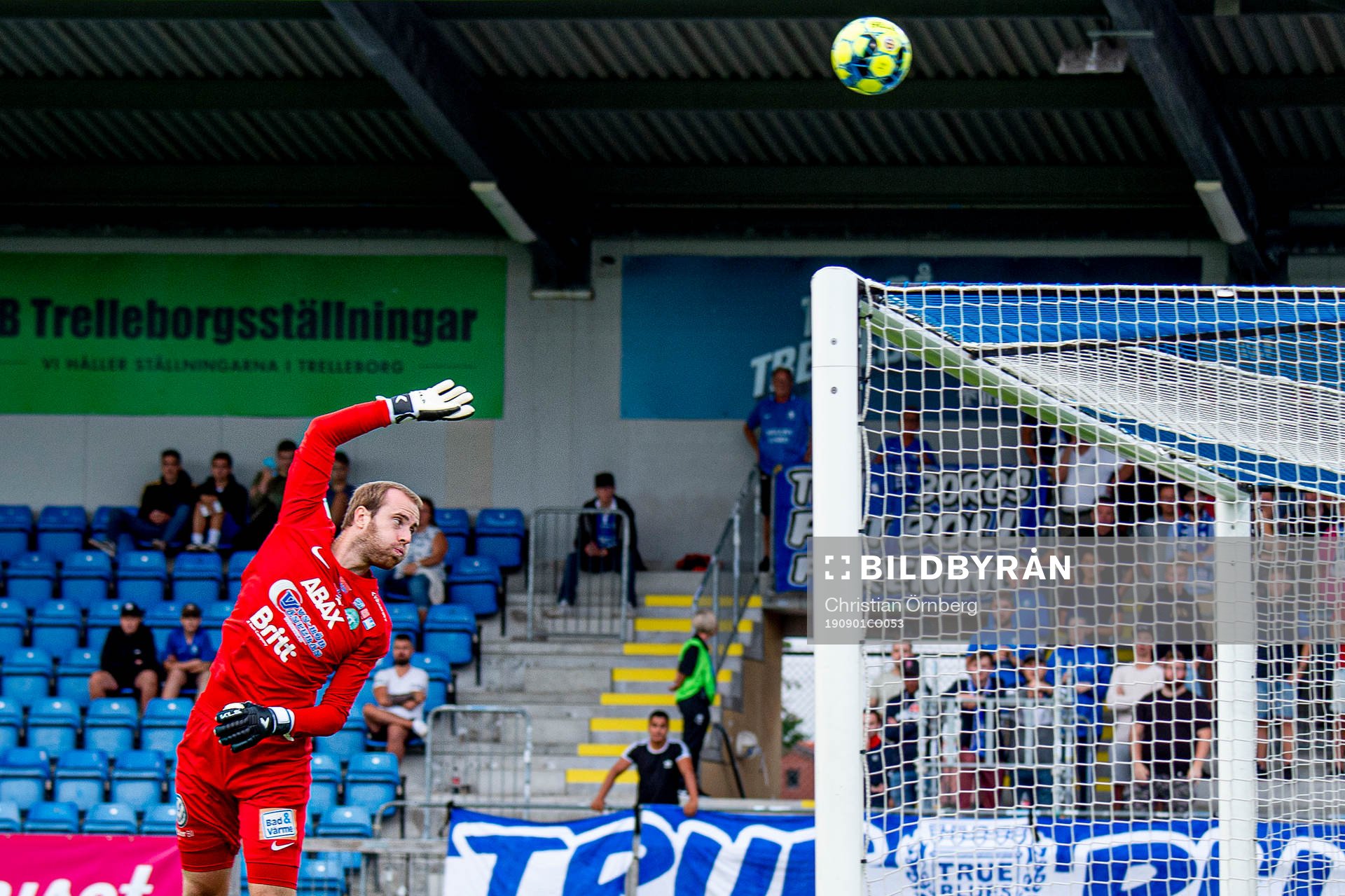 Västerås målvakt Daniel Svensson räddar
