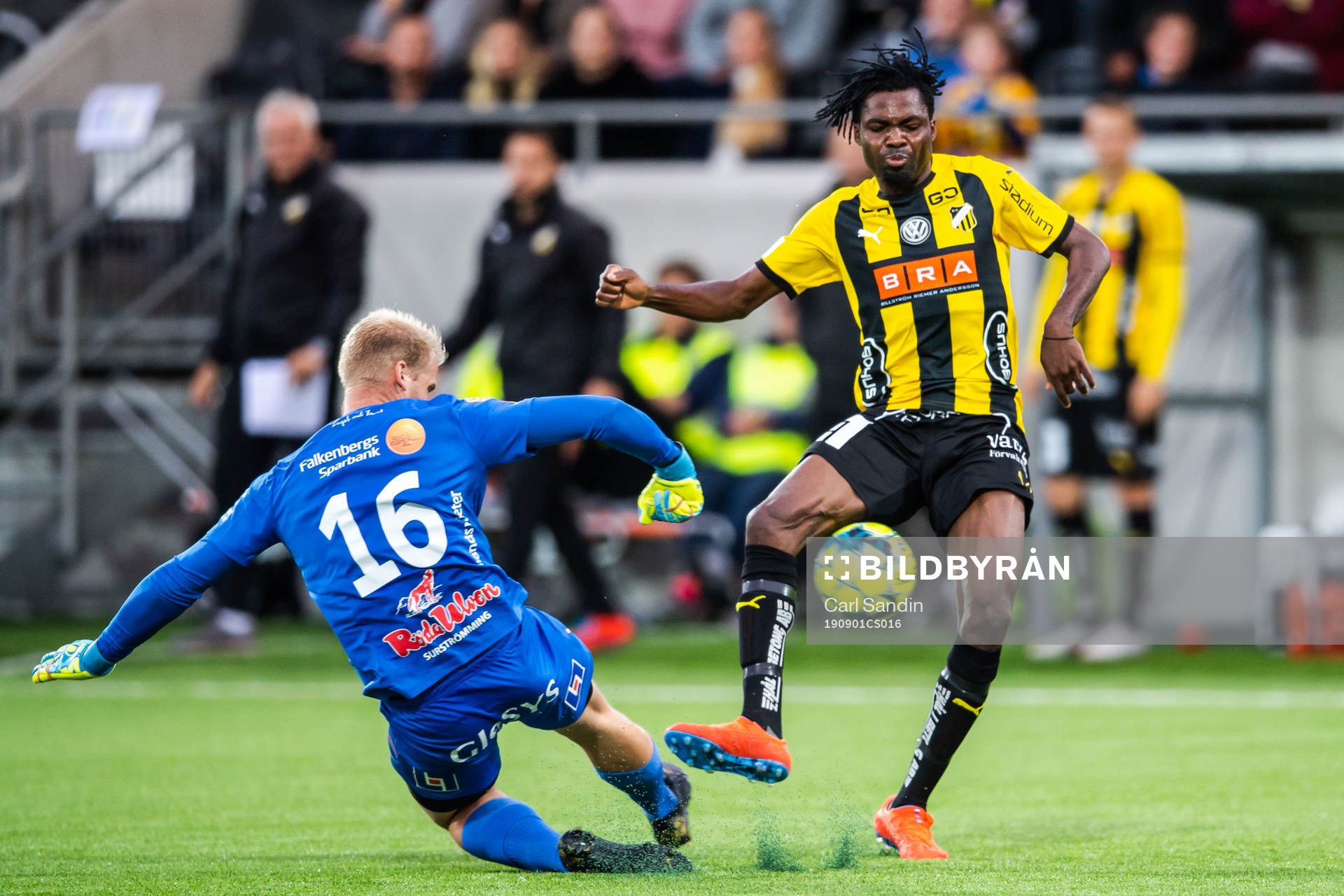 Häckens Kwame Kizito gör 3-1 bakom Falkenbergs målvakt Hampus Nilsson under fotbollsmatchen i Allsvenskan mellan Häcken och Falkenberg den 1 september 2019 i Göteborg.