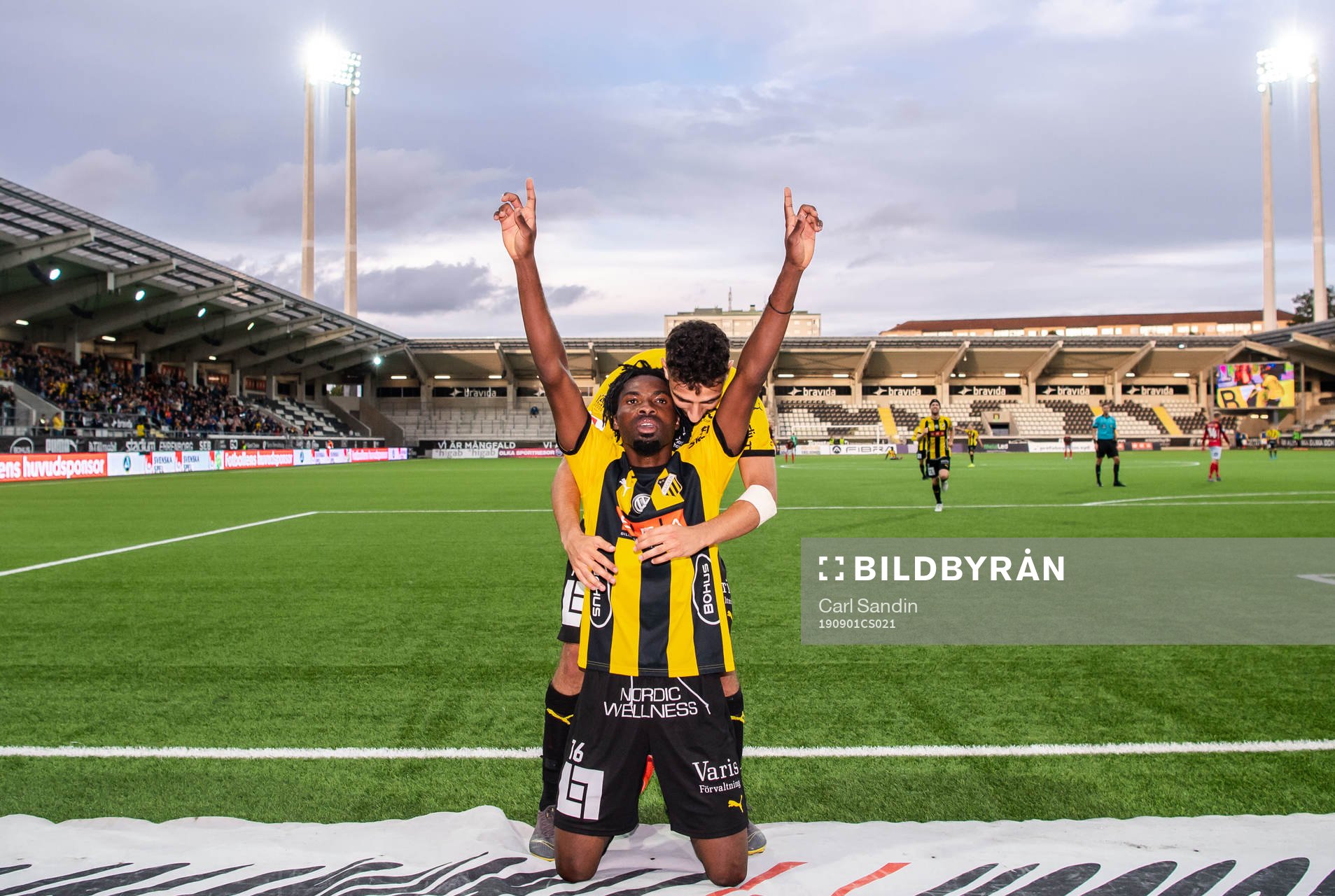 Häckens Kwame Kizito och Daleho Irandust jublar