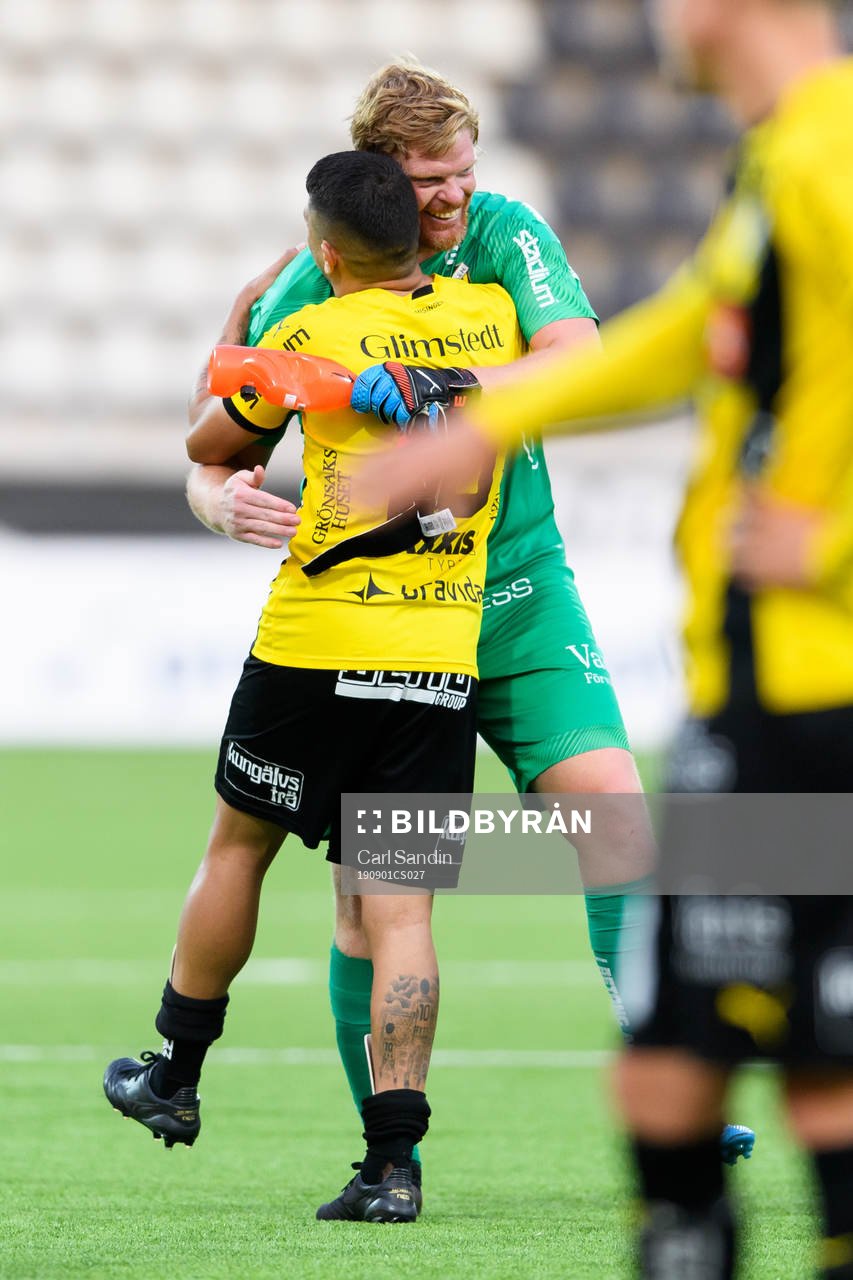Häckens målvakt Christoffer Källqvist kramar om Paulinho