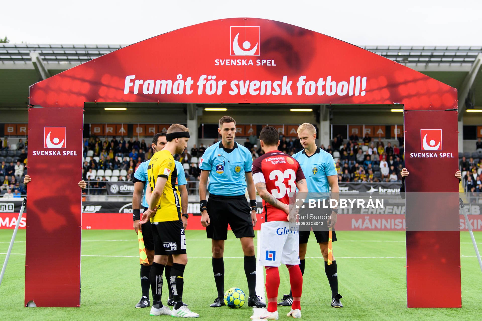 Slantsingling innan fotbollsmatchen i Allsvenskan mellan