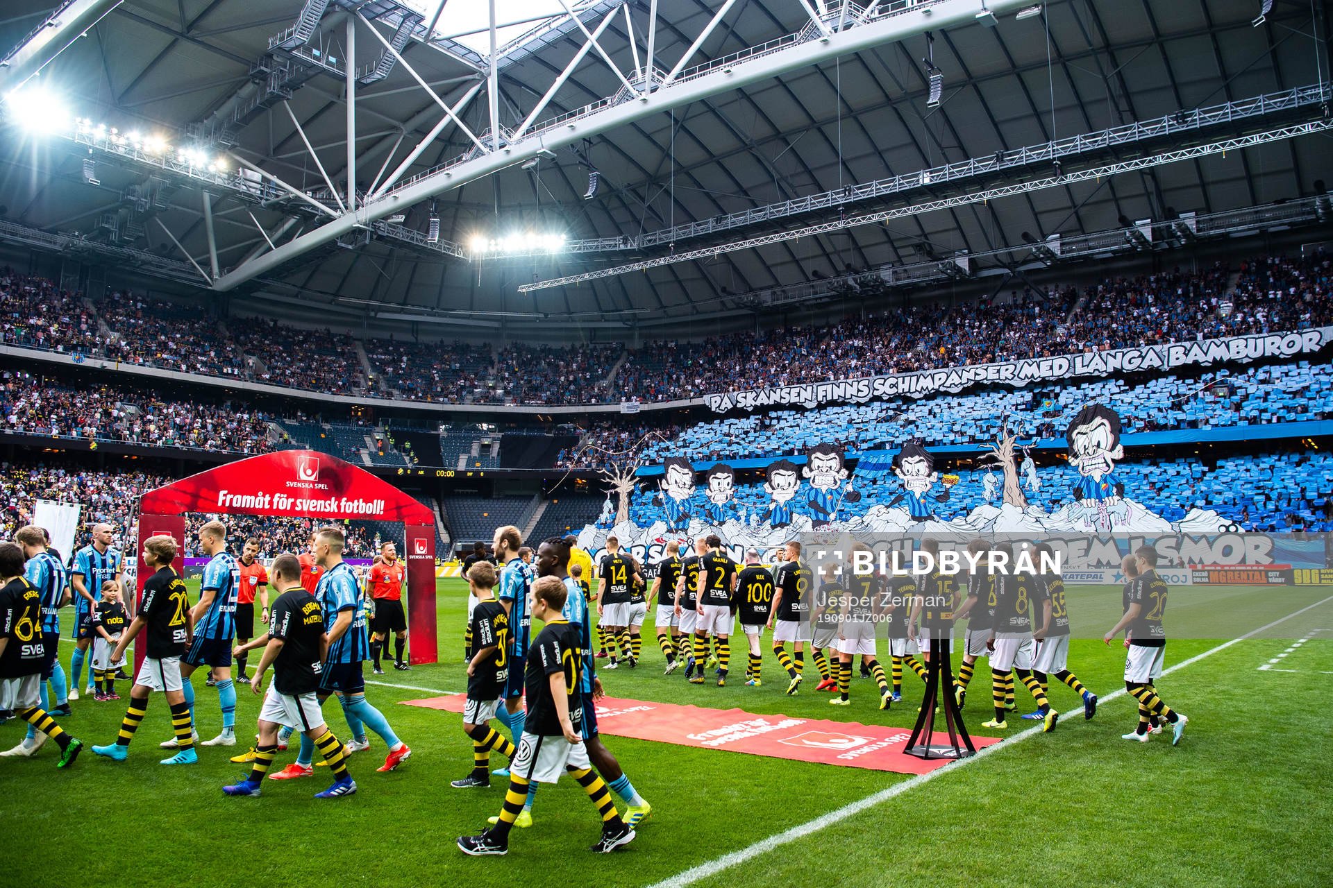 Spelarna gör entré framför Djurgårdens tifo