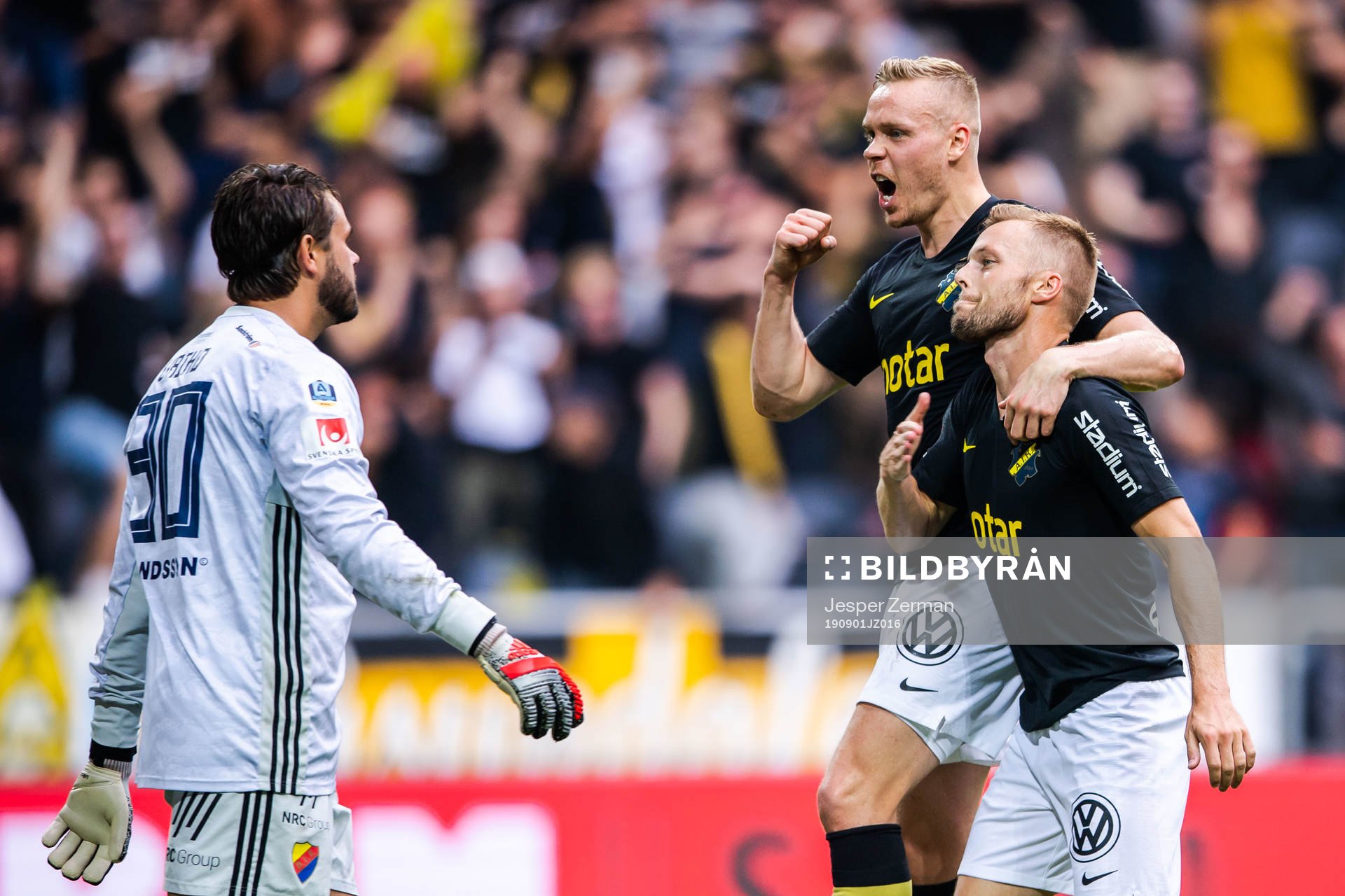 AIK:s Sebastian Larsson och Kolbeinn Sigthorsson jublar framför Djurgårdens målvakt Tommi Vaiho efter 1-0 på straff under fotbollsmatchen i Allsvenskan mellan AIK och Djurgården den 1 september 2019 i Stockholm.