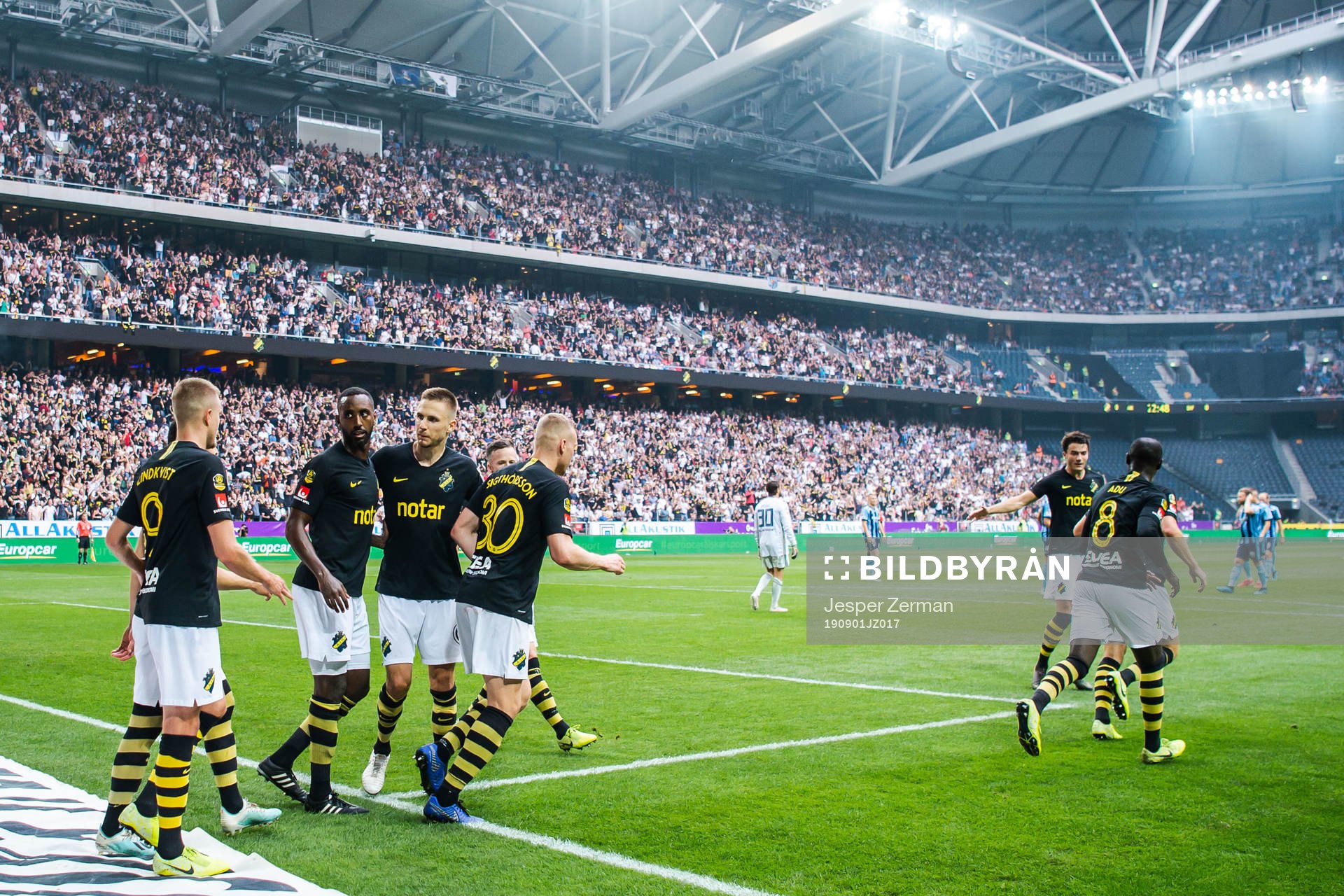 s Sebastian Larsson jublar med lagkamrater