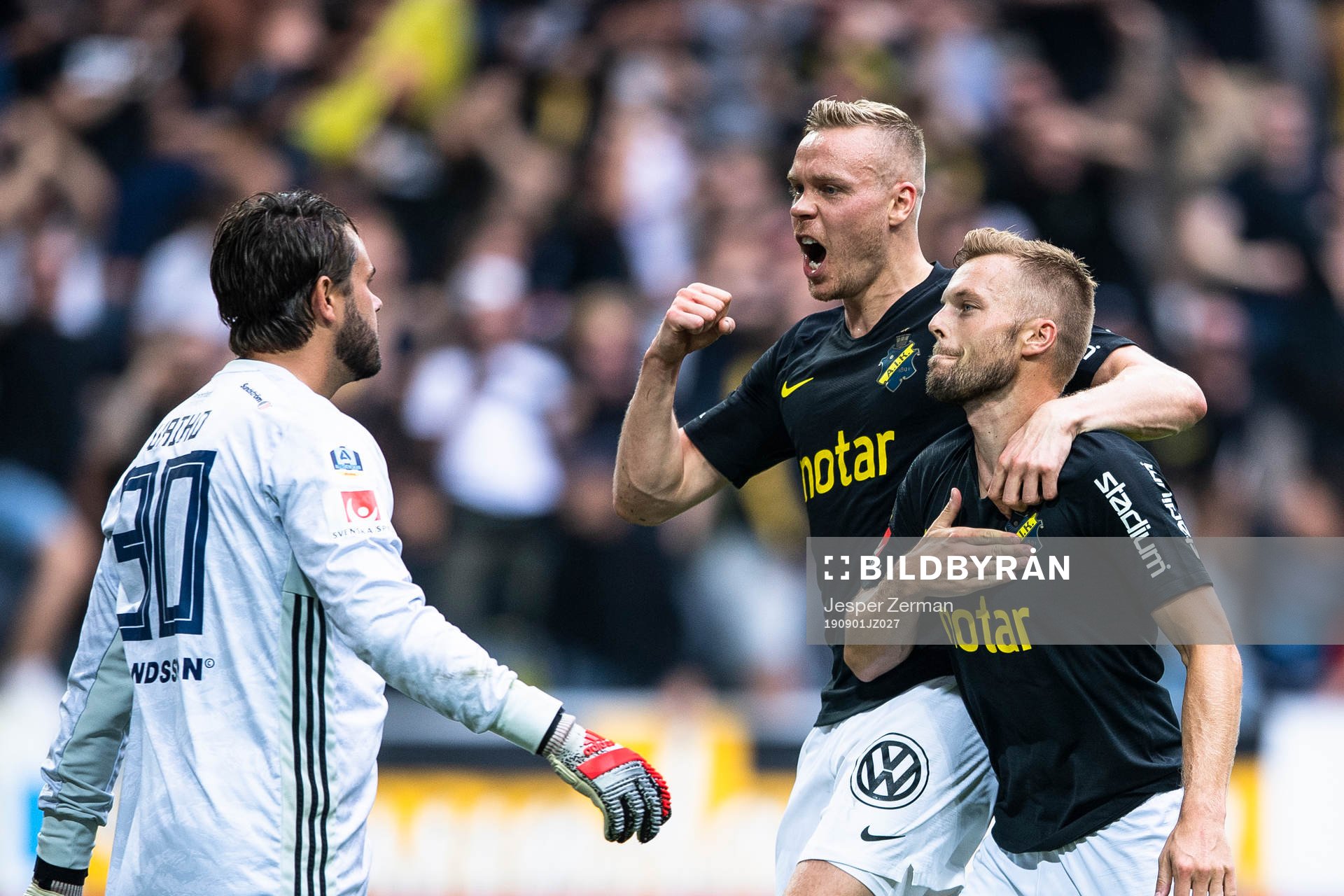 s Sebastian Larsson (h) jublar