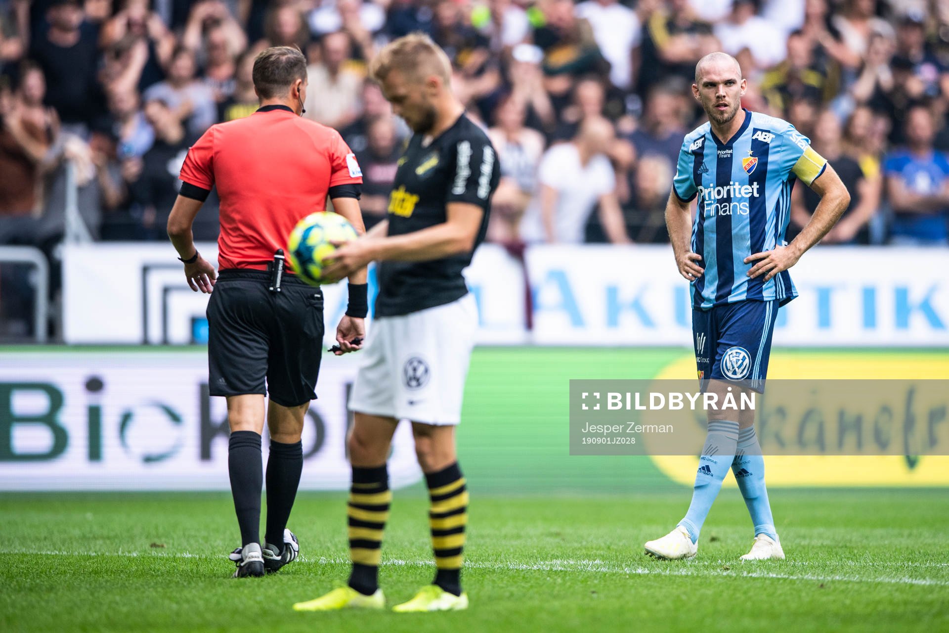 s Sebastian Larsson förbereder för att slå en straffspark