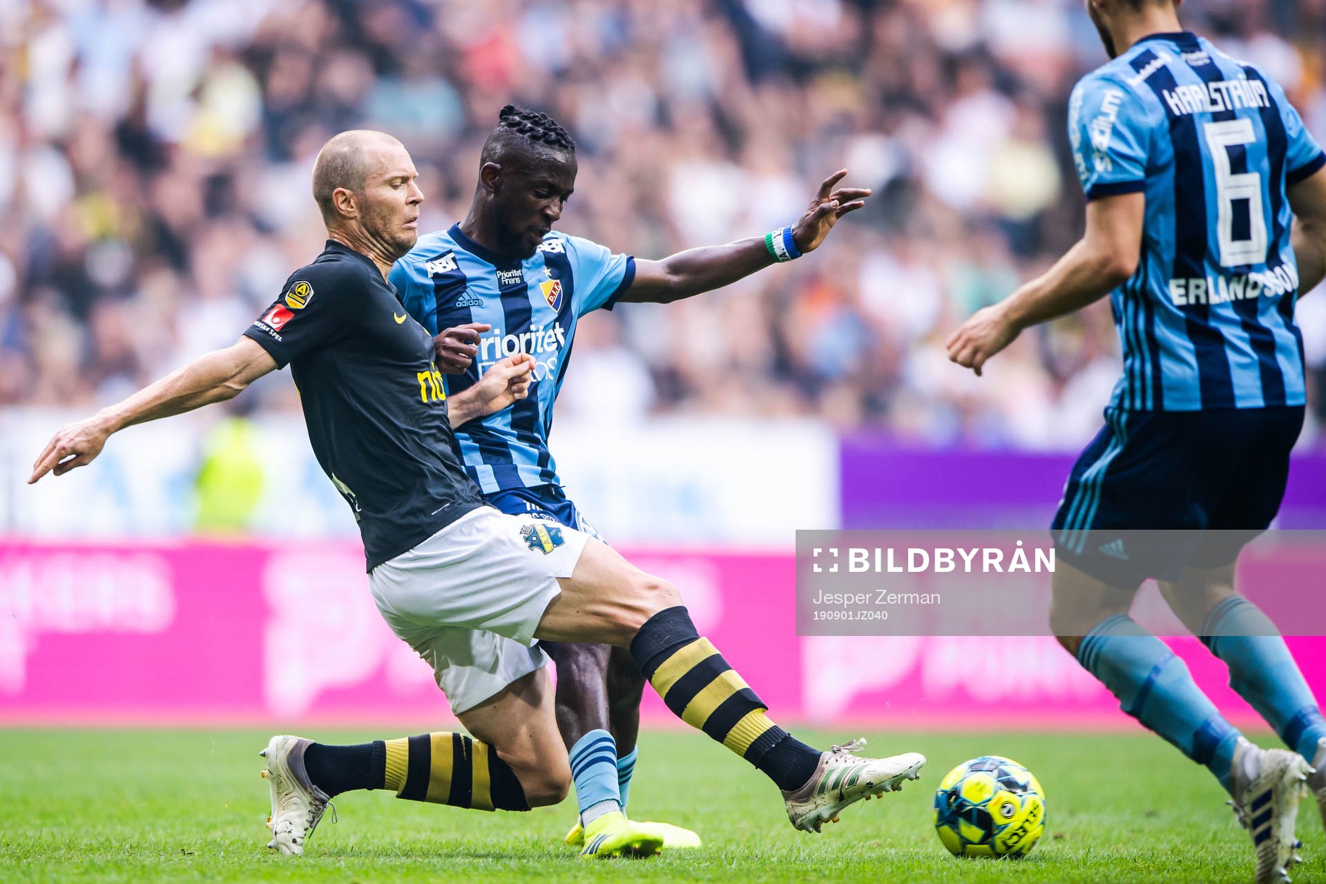 s Per Karlsson och Djurgårdens Mohamed Buya Turay