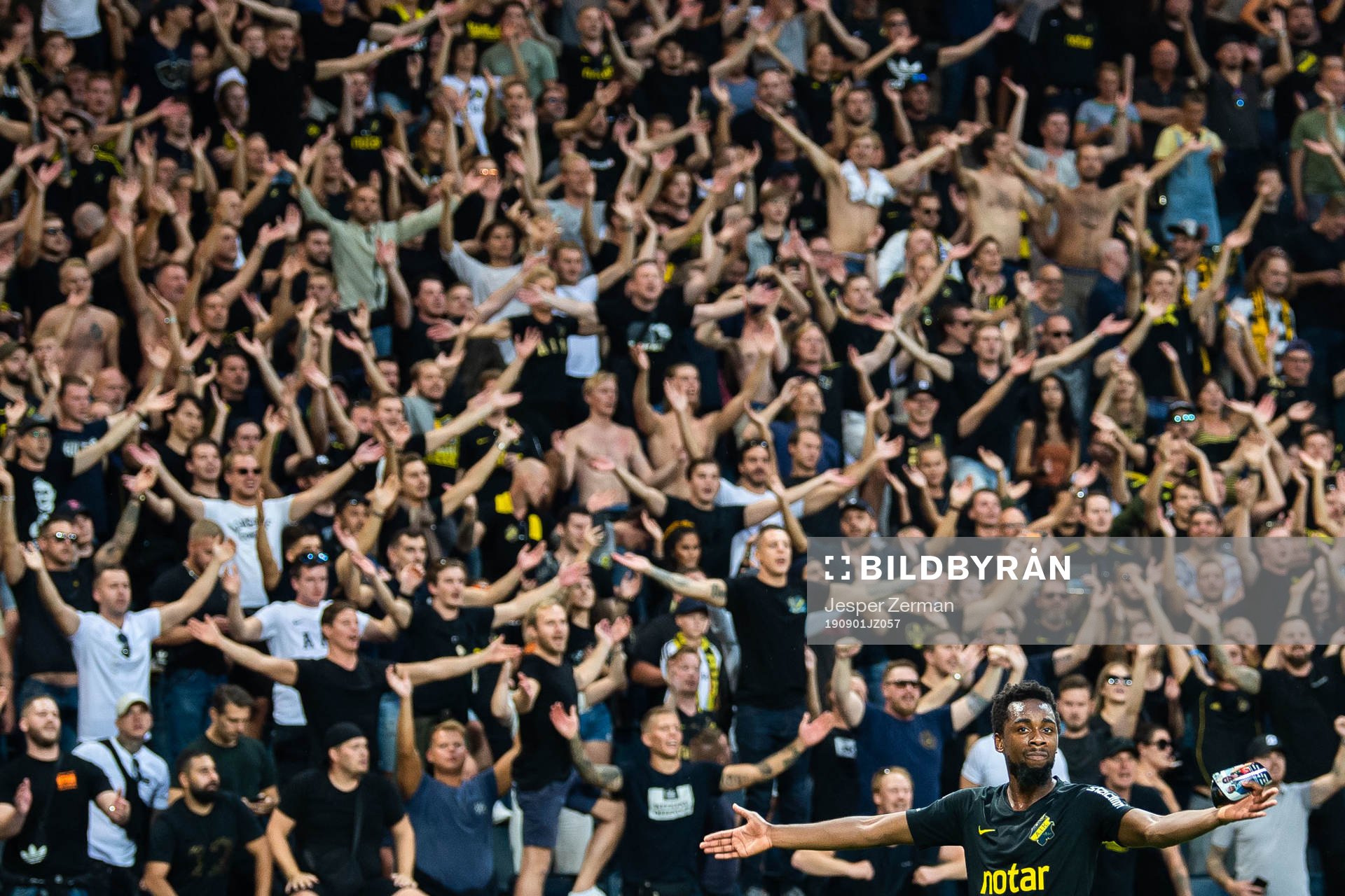 s Heradi Rashidi jublar framför supportrar