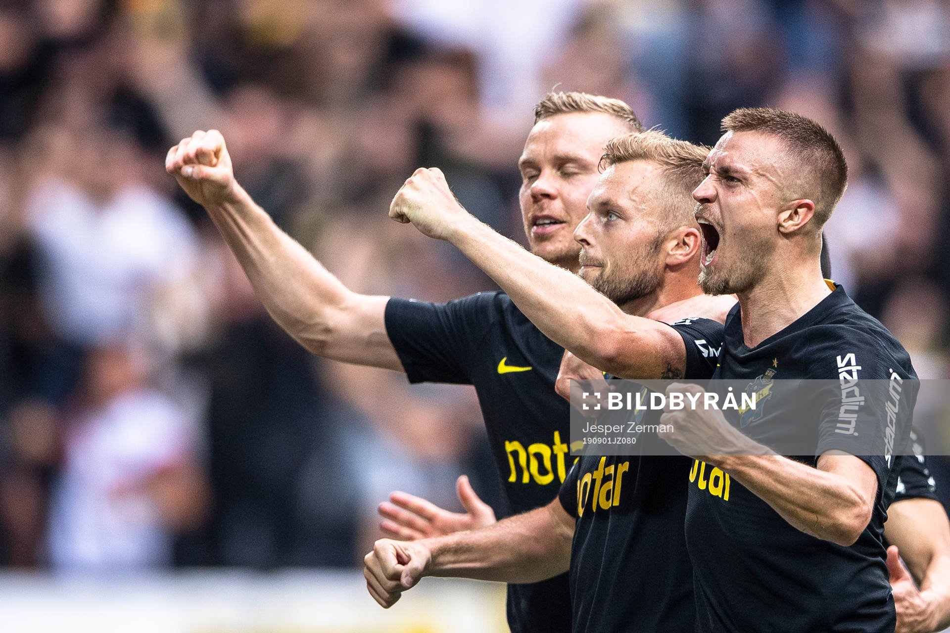 s Sebastian Larsson (m) jublar med Kolbeinn Sigthorsson (v)