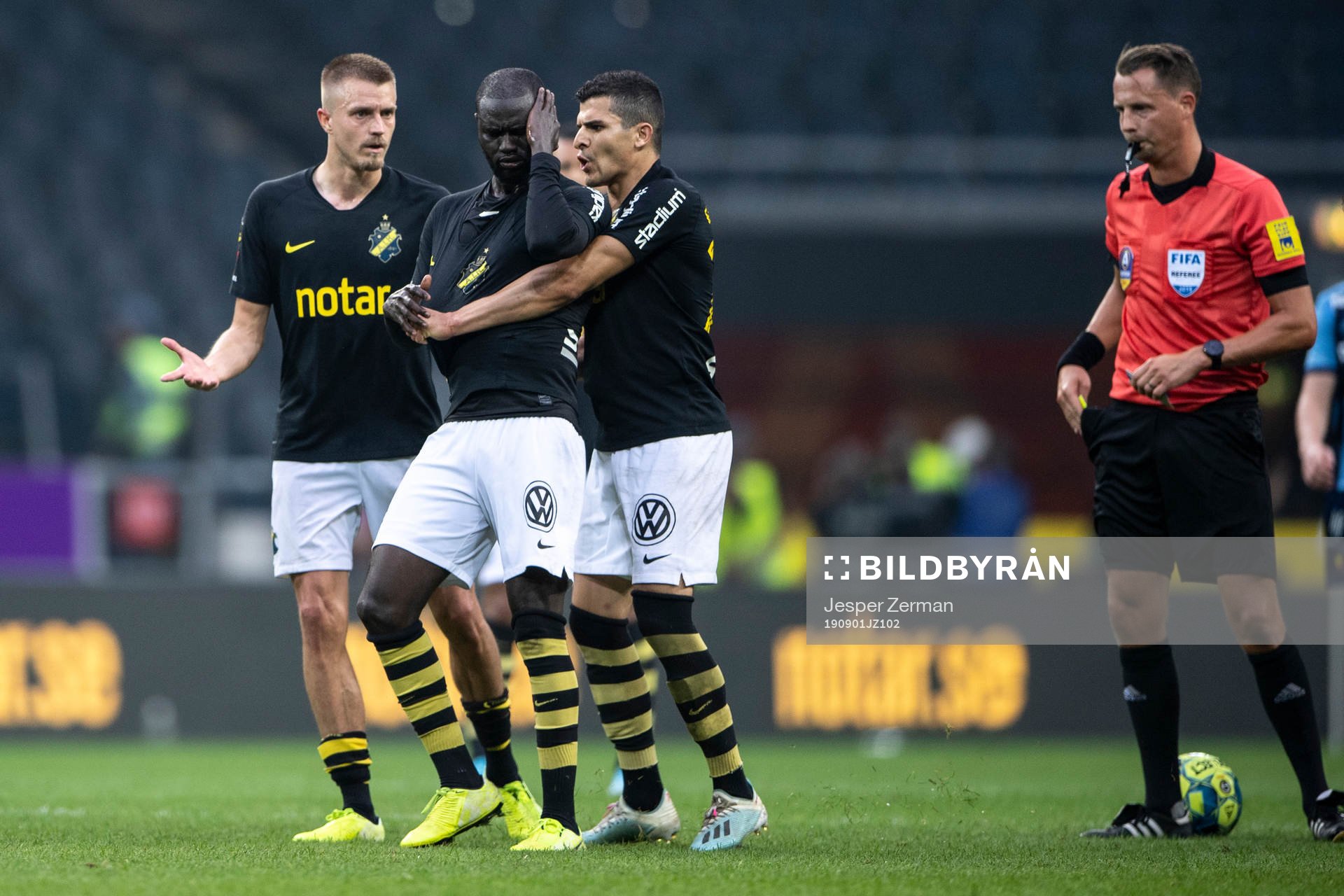 s Enoch Kofi Adu leds bort av AIK:s Tarik Elyounoussi