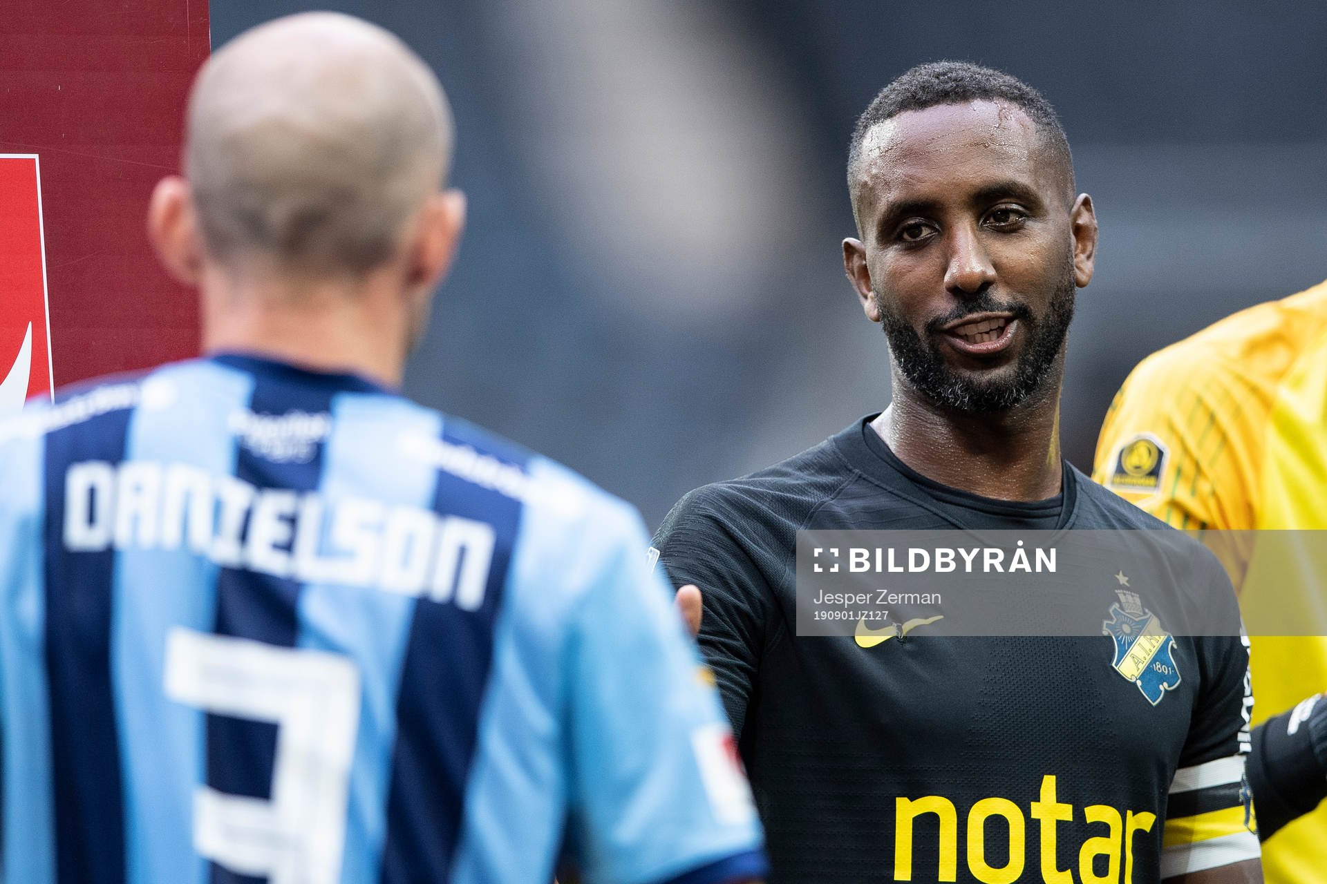 s Henok Goitom hälsar på varandra
