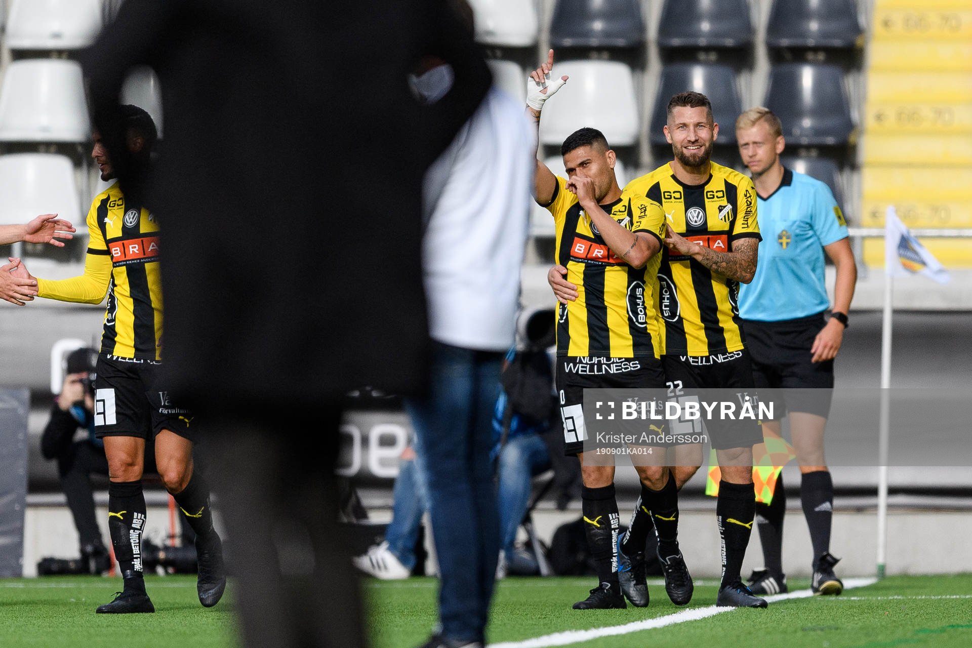 Häckens Paulinho (v) jublar