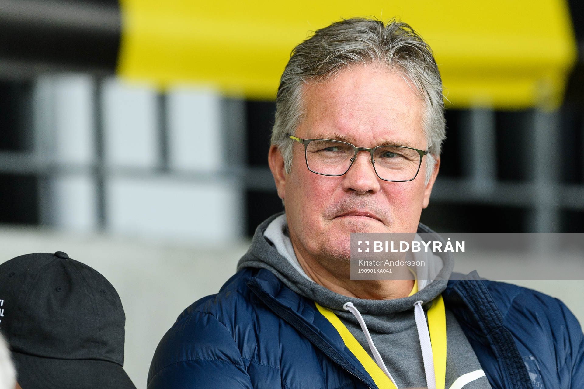 Falkenbergs ordförande Patrik Hannell på läktaren