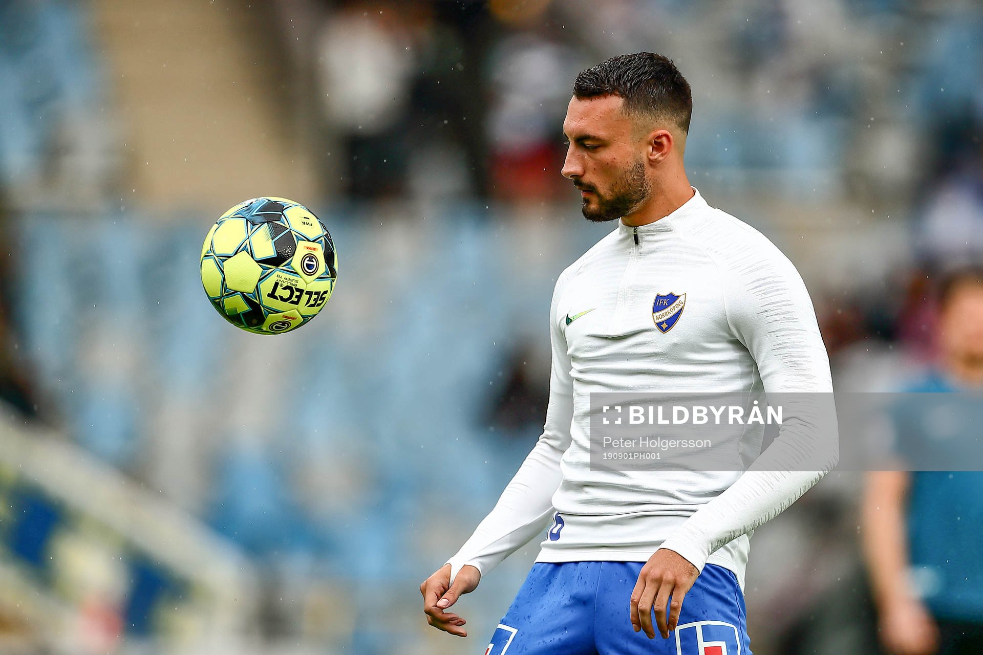 IFK Norrköpings Sead Haksabanovic värmer upp