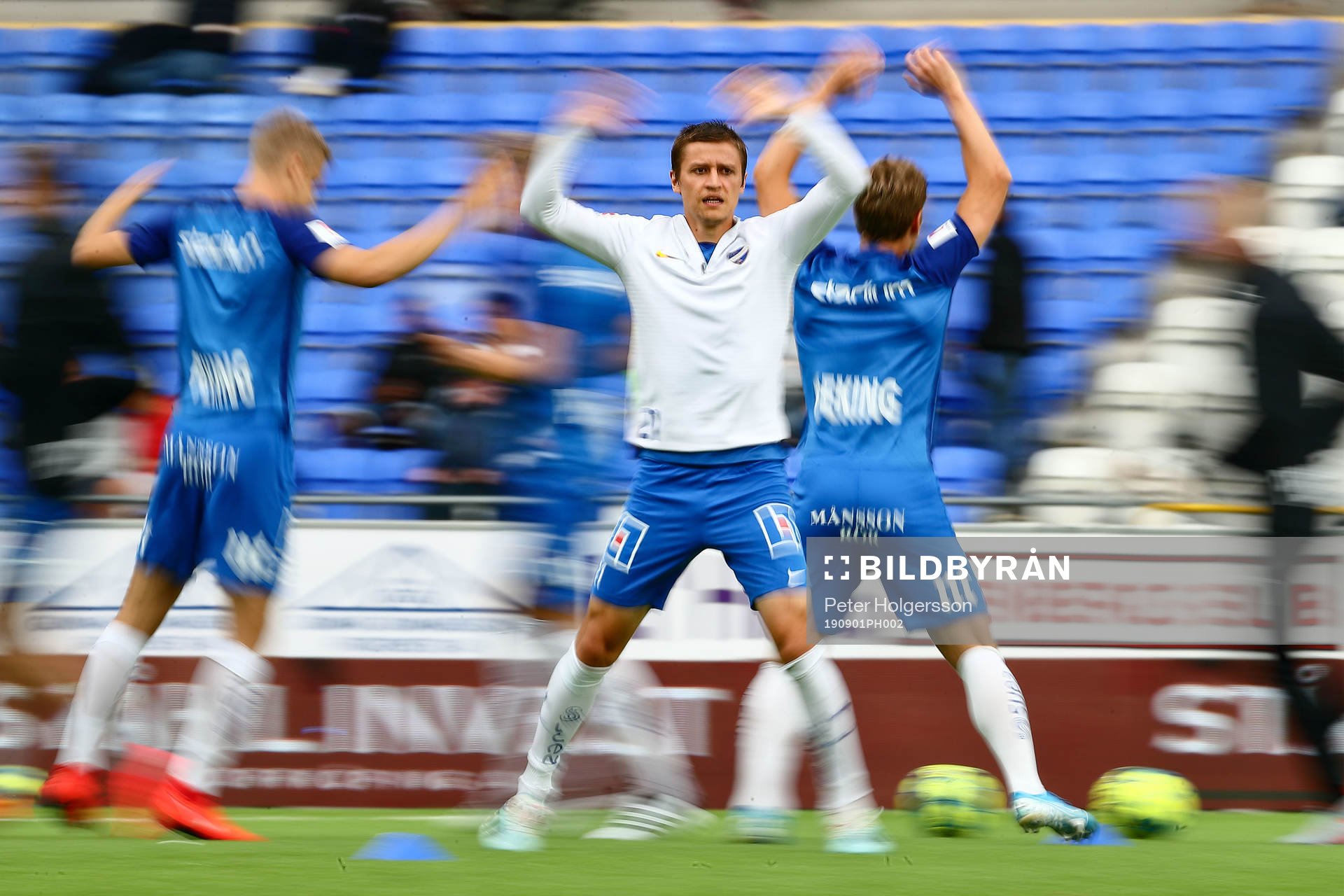 IFK Norrköpings Simon Thern värmer upp