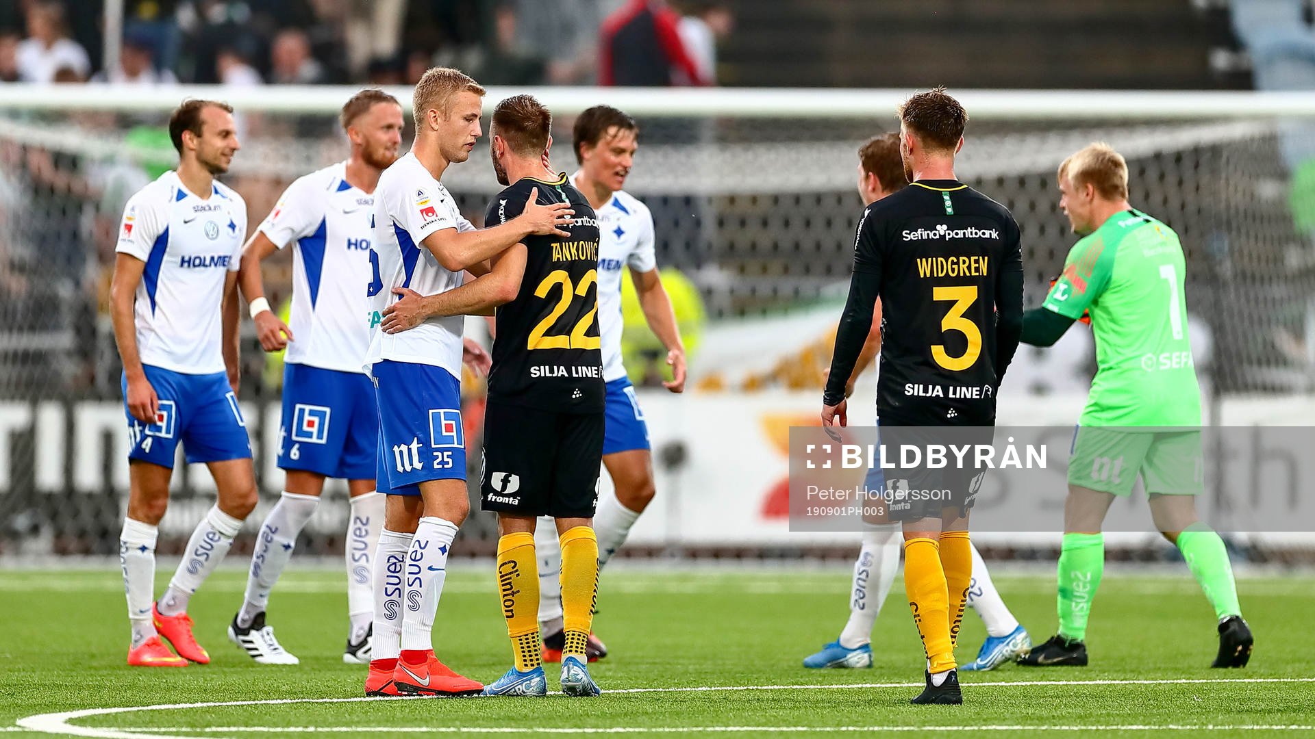 IFK Norrköpings Filip Dagerstål kramar tidigare